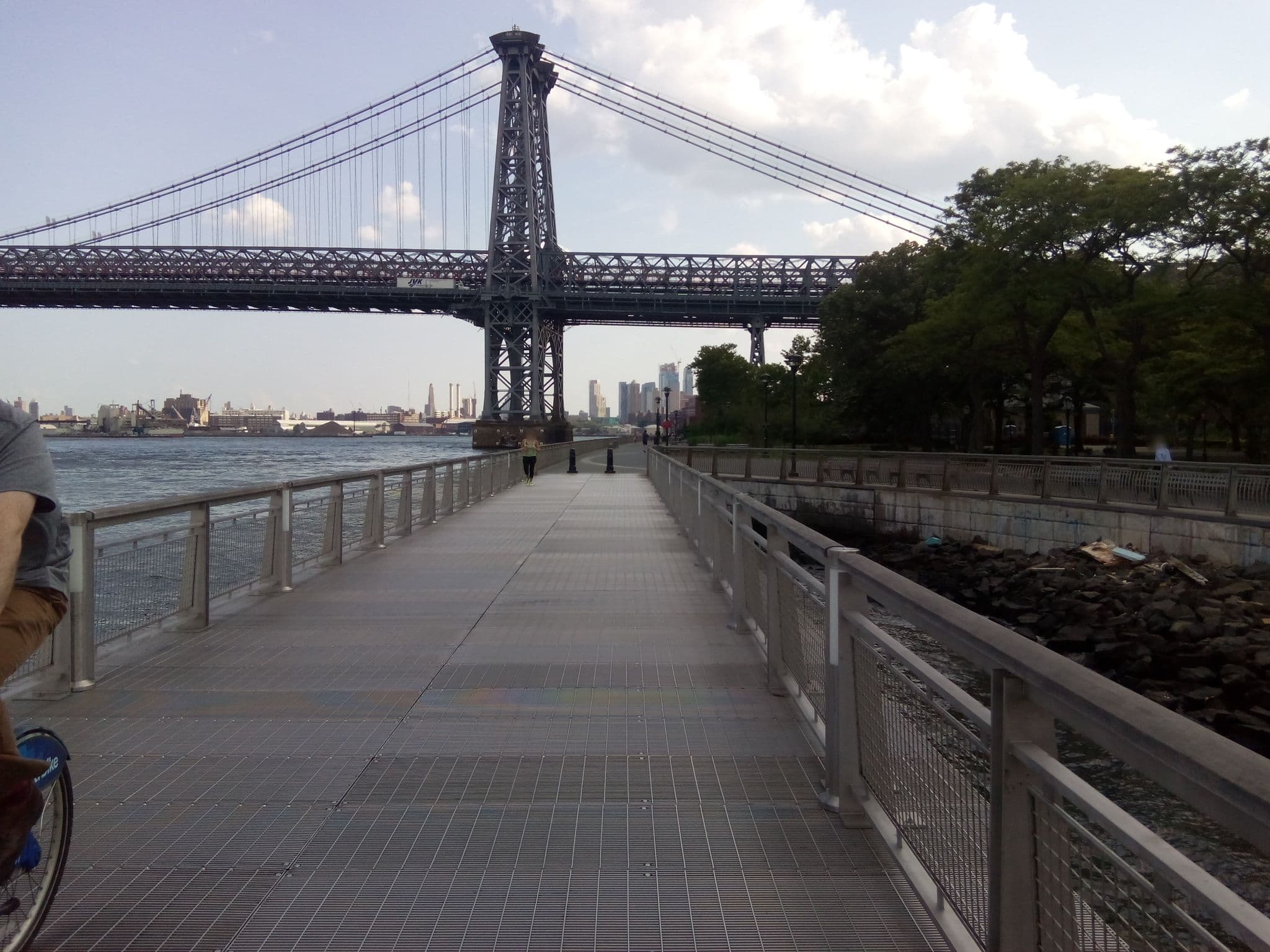 Street view near Wyndham Hotel, East Village — © cartolab (CC BY-SA · Mapillary)