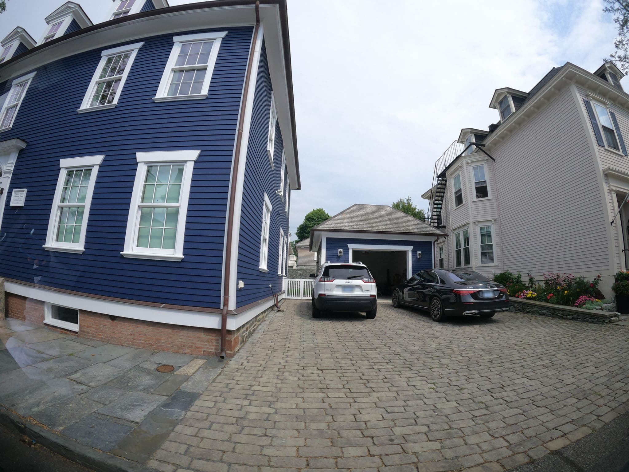 Street view near Trinity Schoolhouse, Newport — © roadgeek_md99 (CC BY-SA · Mapillary)