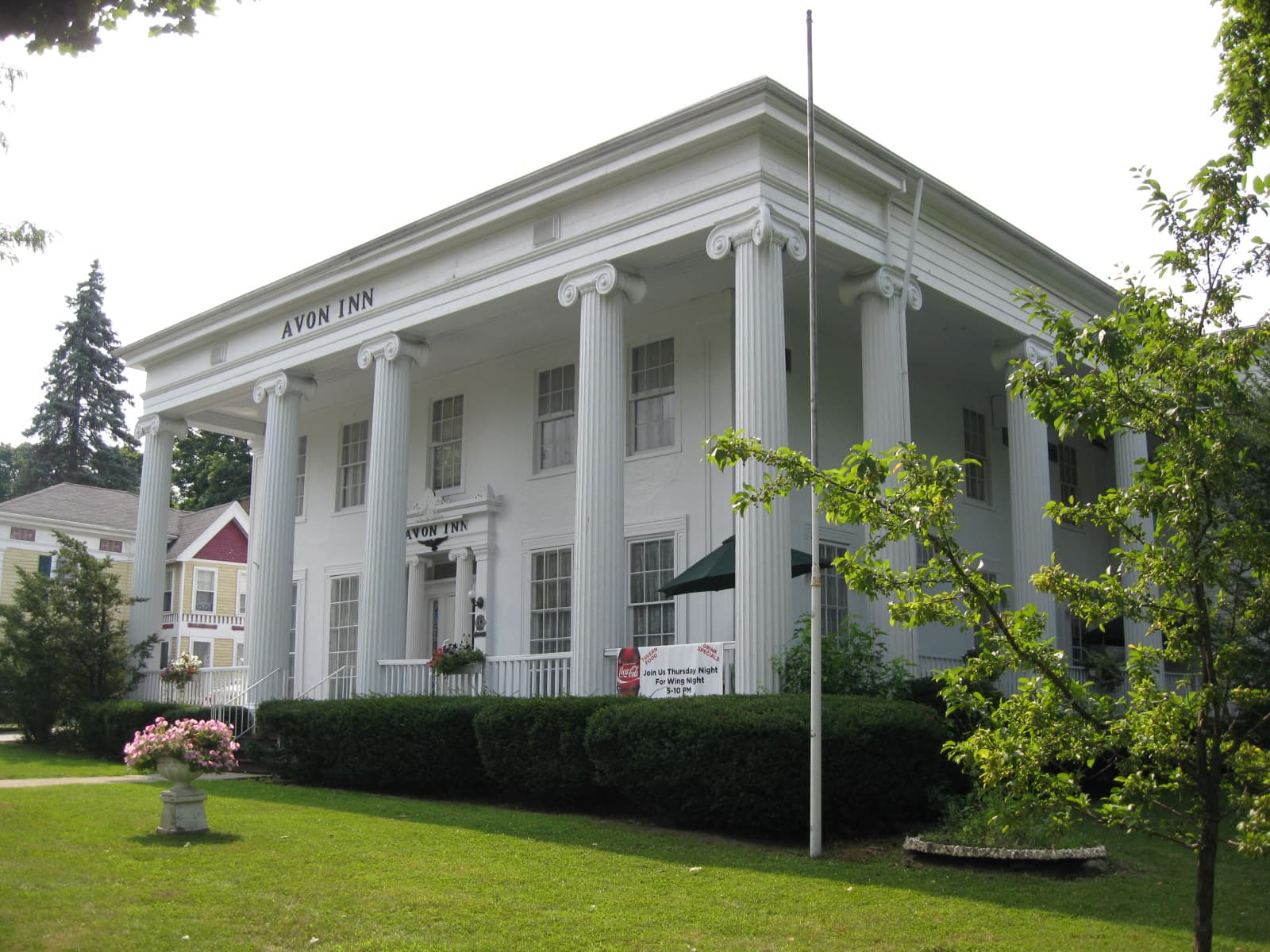 Avon Inn (via Wikimedia Commons, CC BY-SA 2.0)