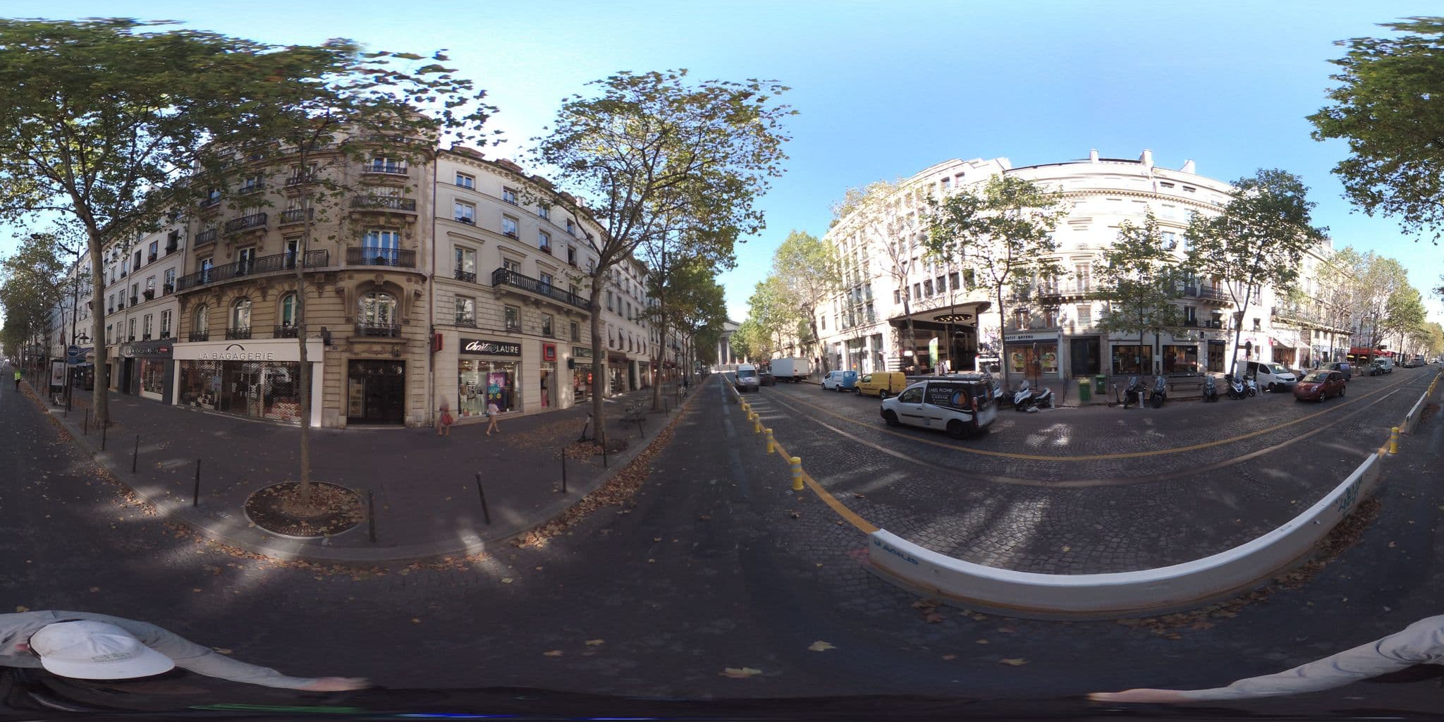 Street view near Hôtel Le Vignon, Paris 08 Élysée