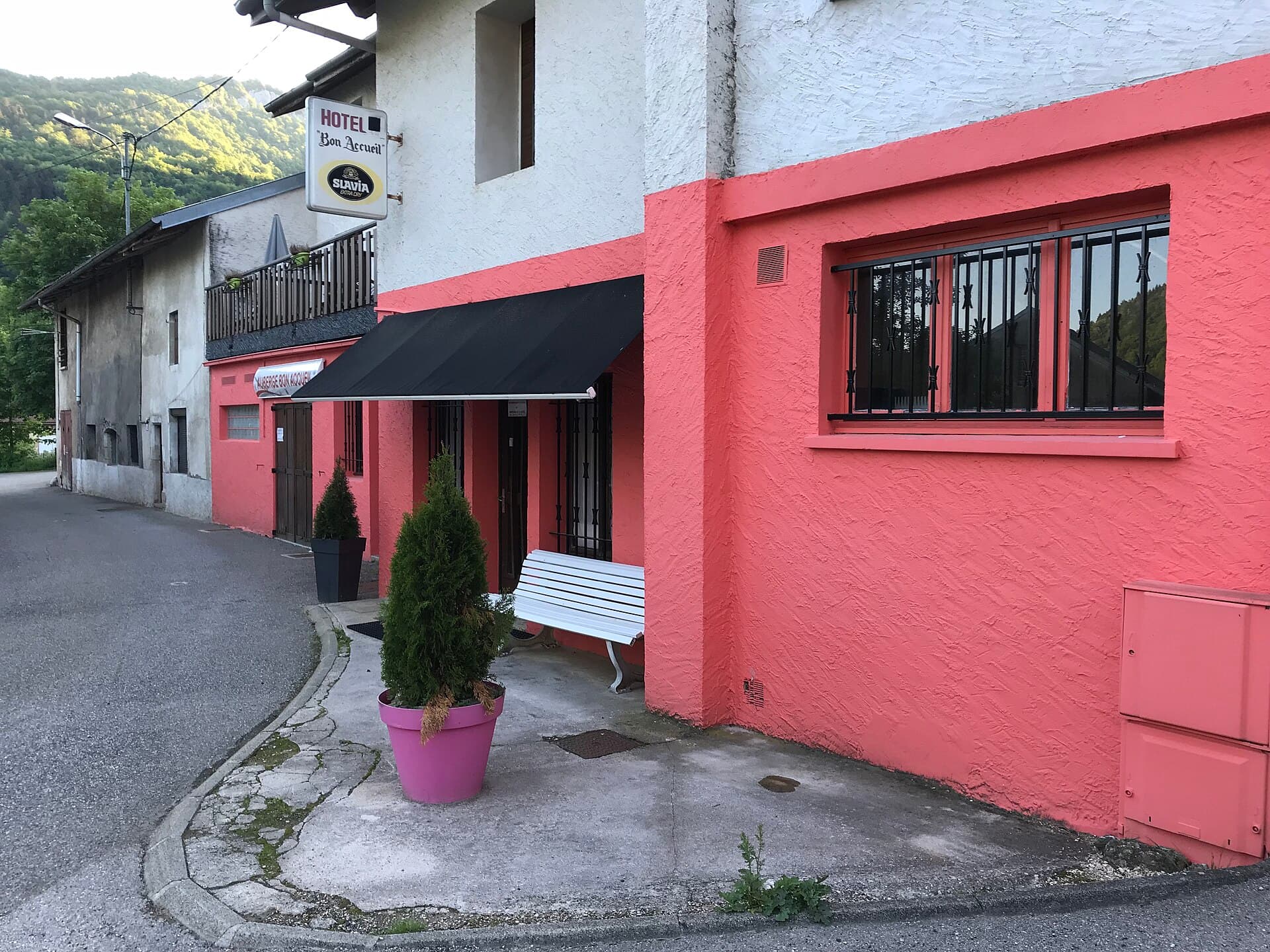 Auberge Bon Accueil (via Wikimedia Commons, CC0)