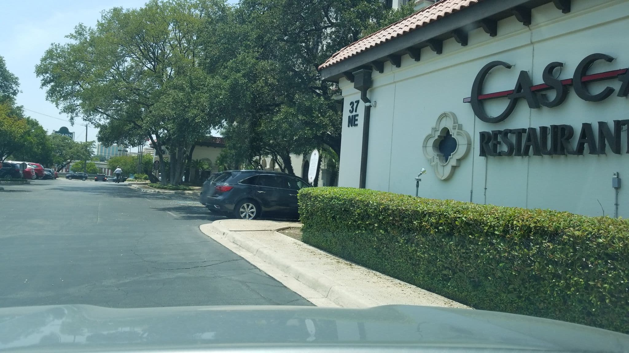 Street view near Hotel Pool, Castle Hills — © crashhn (CC BY-SA · Mapillary)