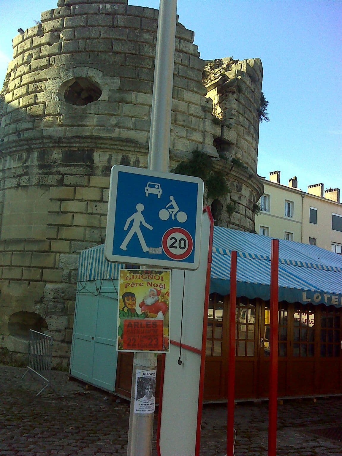 Street view near Hôtel Acacias, Arles — © bernardvoyageur (CC BY-SA · Mapillary)