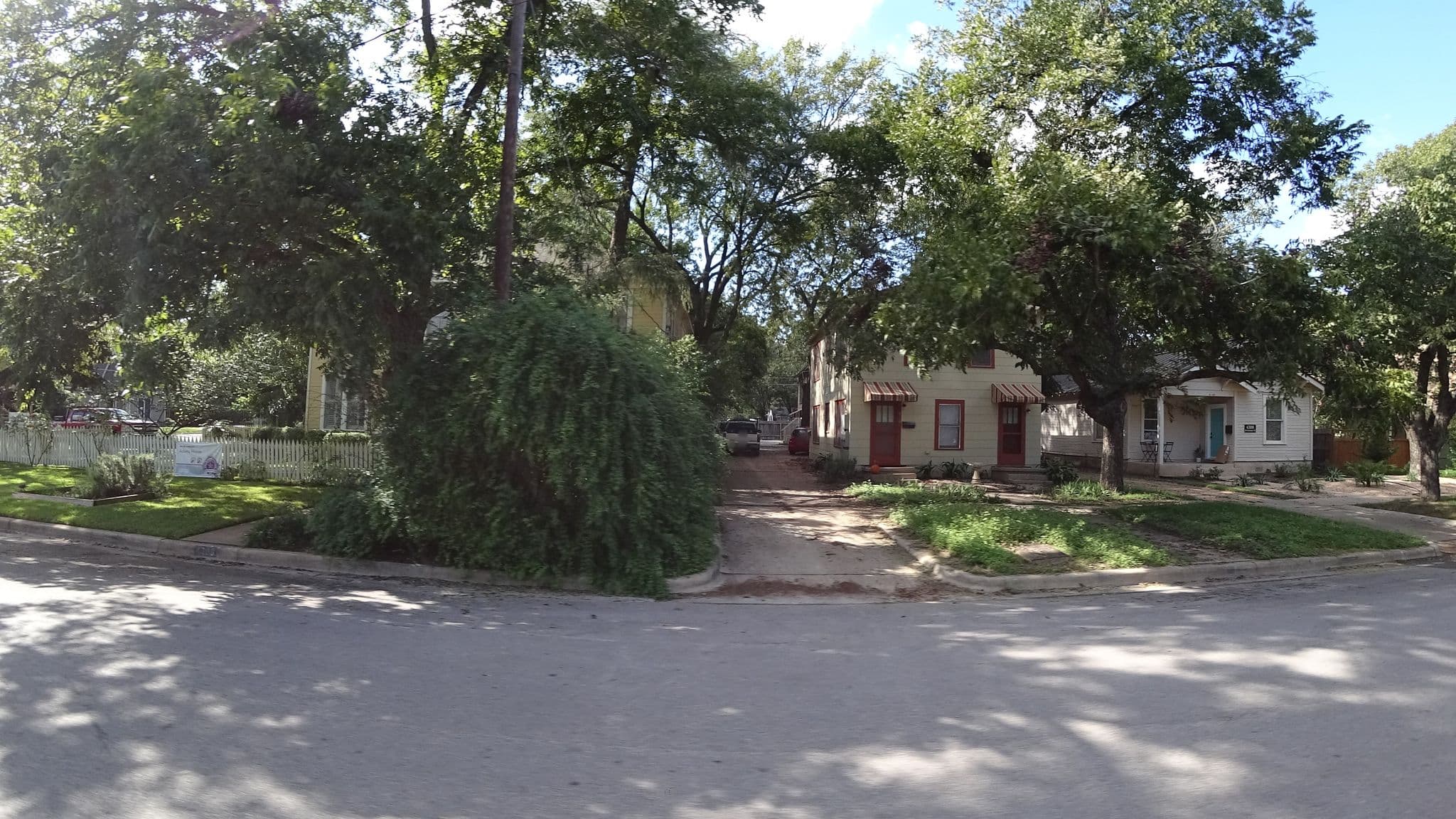 Street view near Adams House B&B, University of Texas — © mly_aus06 (CC BY-SA · Mapillary)