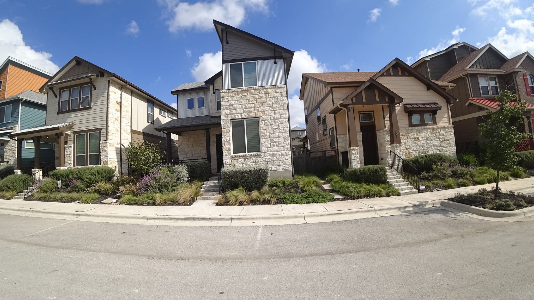 Street view near The Cavalier Studio, University of Texas — © mly_aus04 (CC BY-SA · Mapillary)