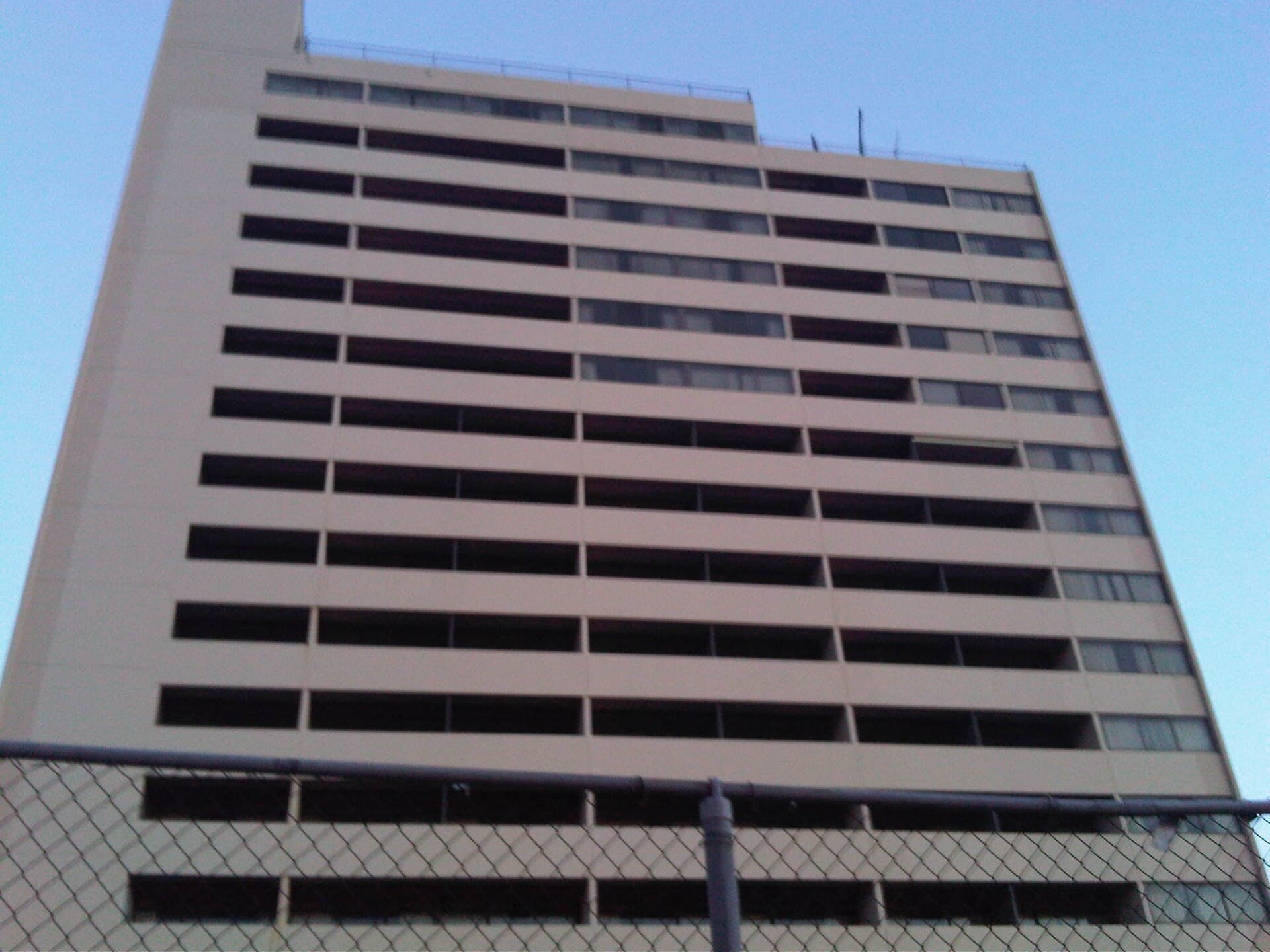 Plaza Hotel and Suites (via Wikimedia Commons, CC BY-SA 3.0)
