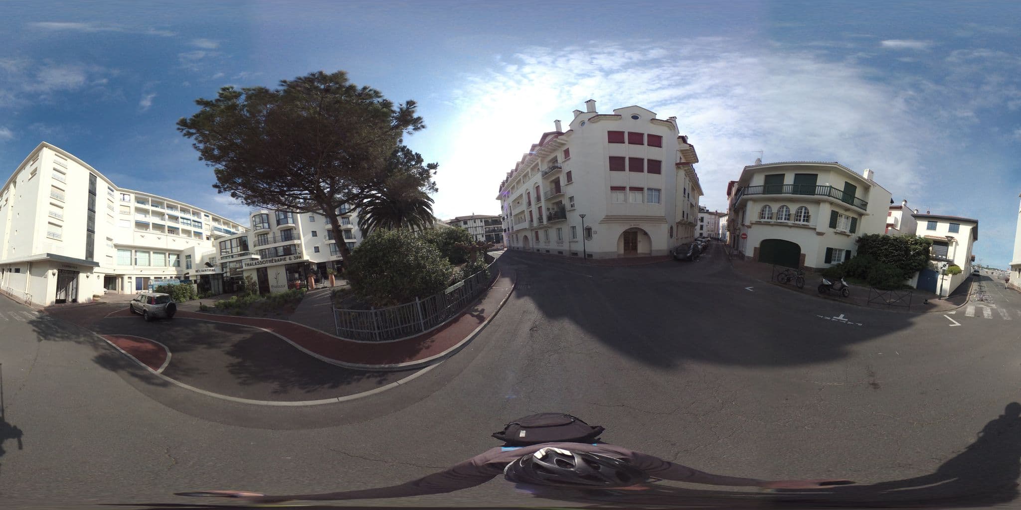 Street view near Hôtel Thalazur Saint-Jean-de-Luz, Saint-Jean-de-Luz — © geovelo (CC BY-SA · Mapillary)