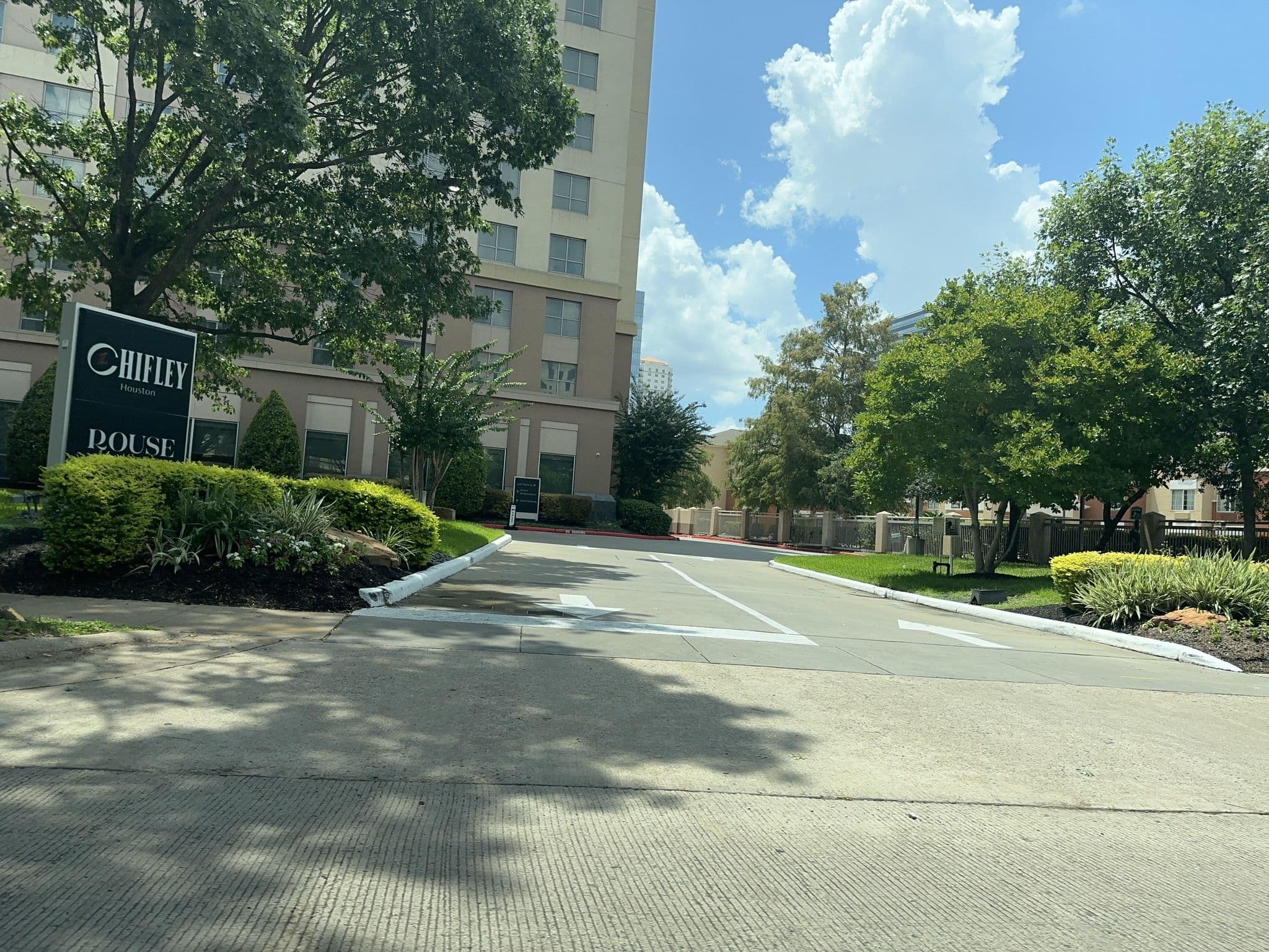 Street view near Sheraton Galleria, West University Place — © mappbuge (CC BY-SA · Mapillary)