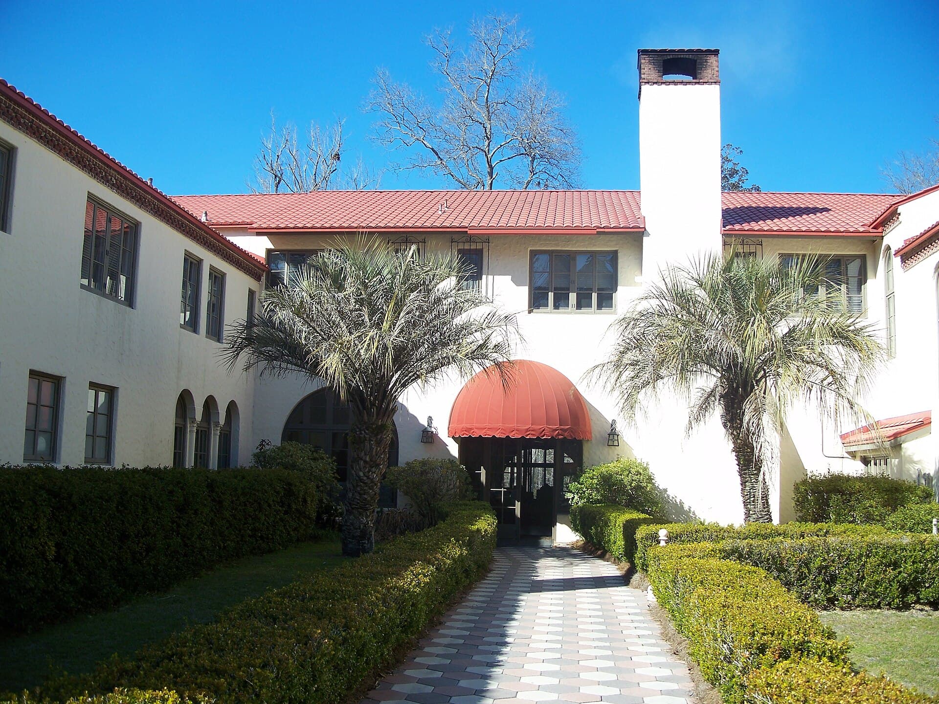 Wakulla Springs Lodge (via Wikimedia Commons, CC BY-SA 3.0)