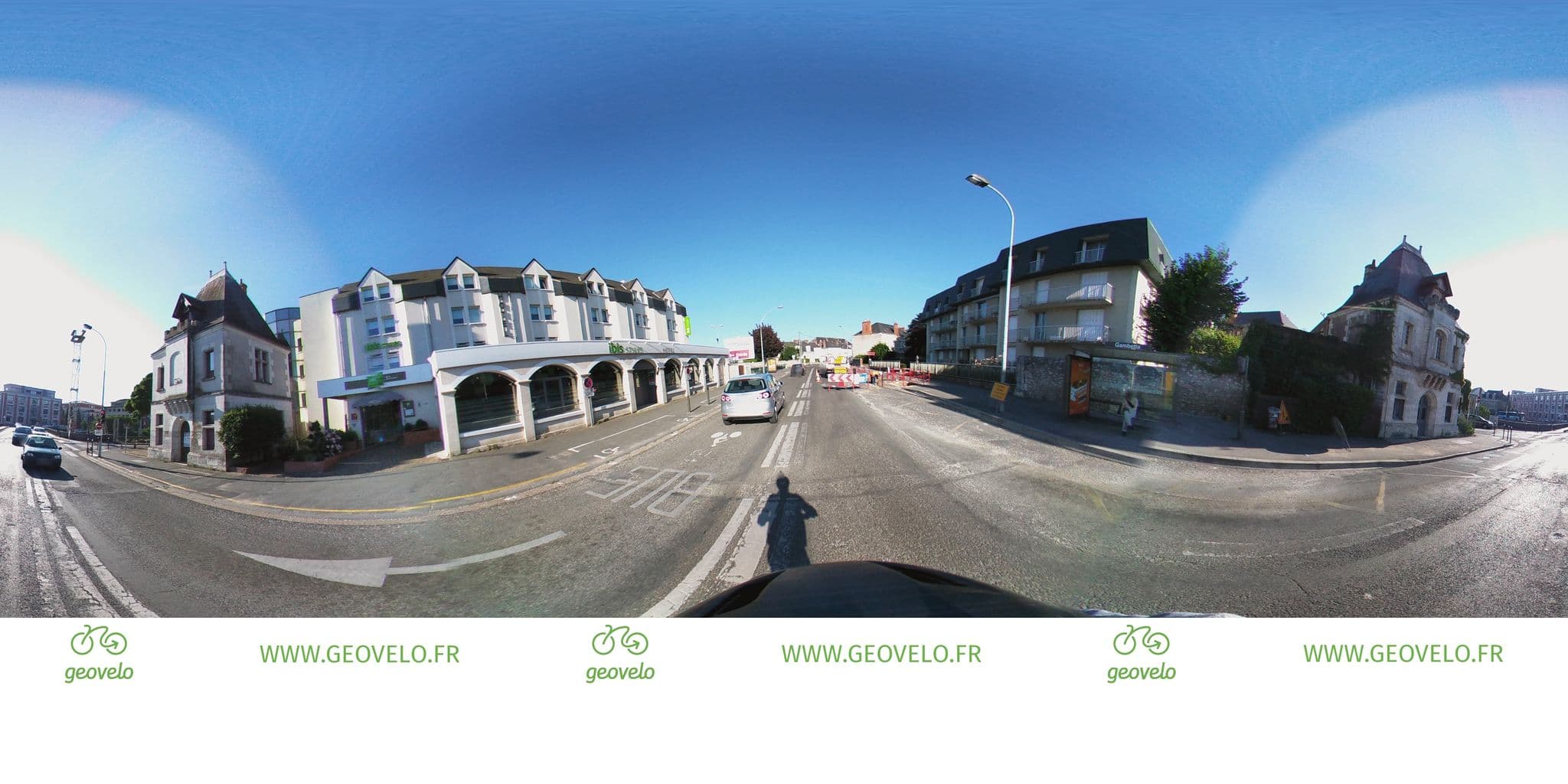 Street view near Hôtel ibis Styles Blois Centre Gare, Blois — © simon_geovelo (CC BY-SA · Mapillary)
