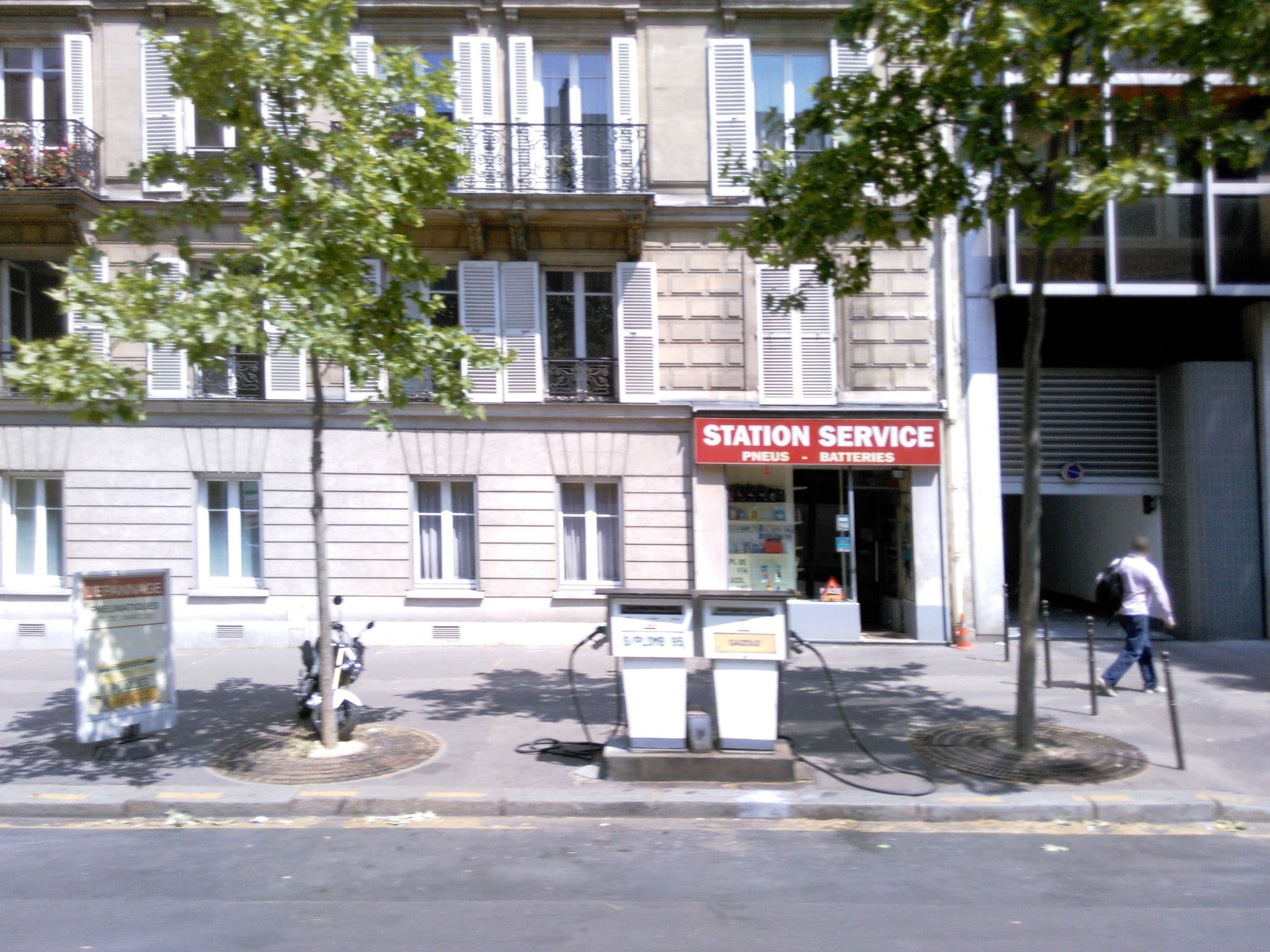 Street view near Hôtel Ampère Paris, Levallois-Perret — © wowik (CC BY-SA · Mapillary)