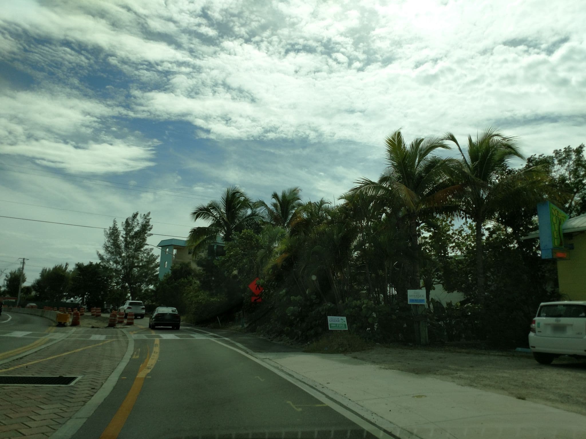 Street view near Sandy Beach, Fort Myers Beach — © raveneye (CC BY-SA · Mapillary)