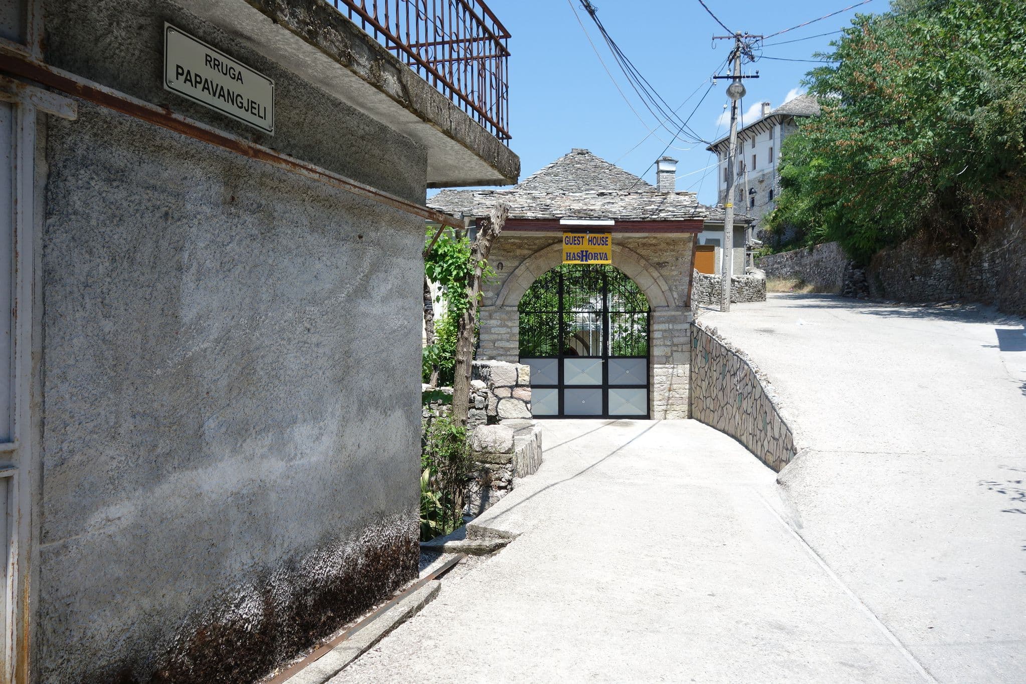 Street view near Hashorva Guesthouse, Gjirokastër — © malenki (CC BY-SA · Mapillary)