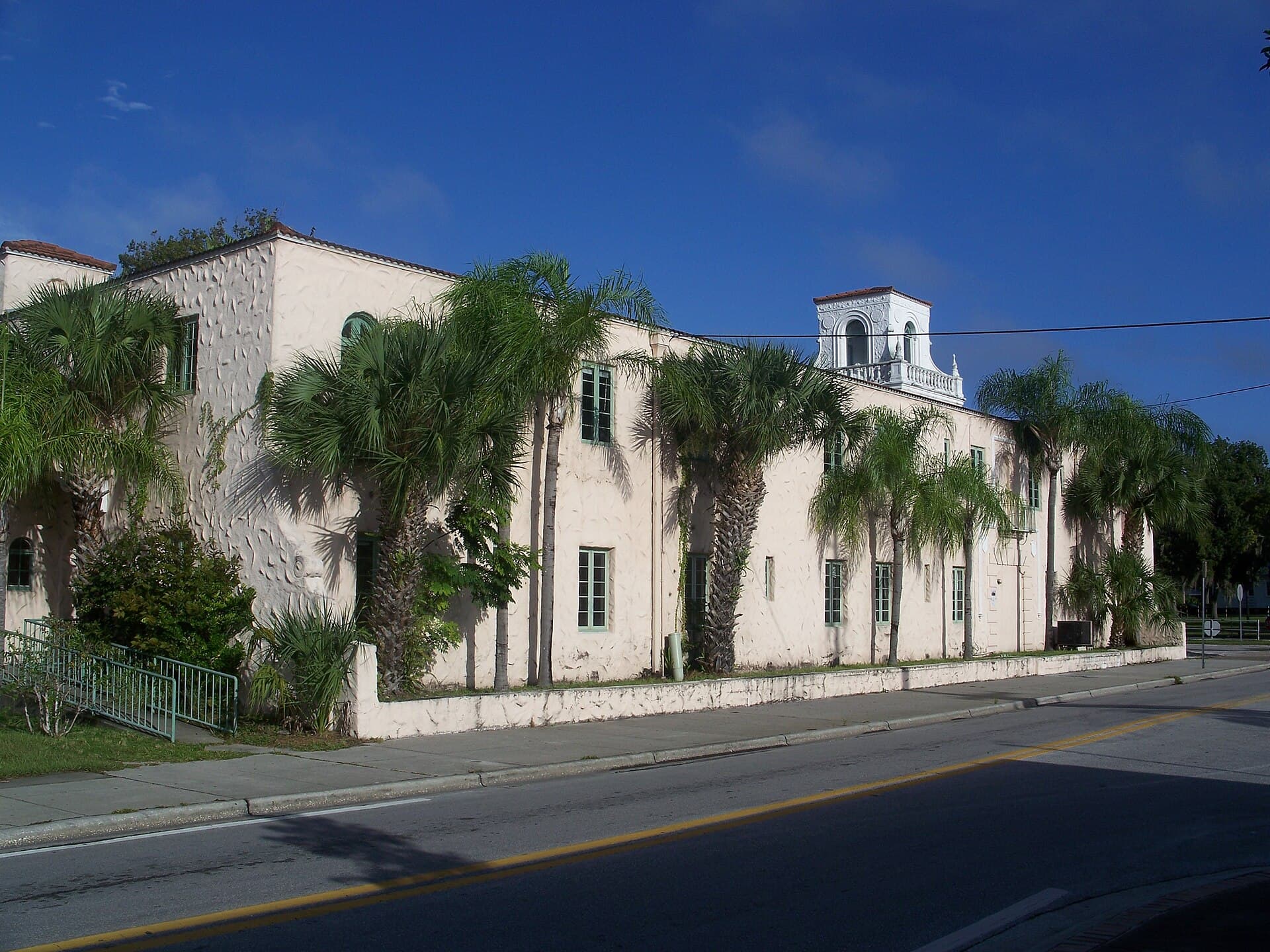 Hacienda Hotel (via Wikimedia Commons, CC BY 2.5)