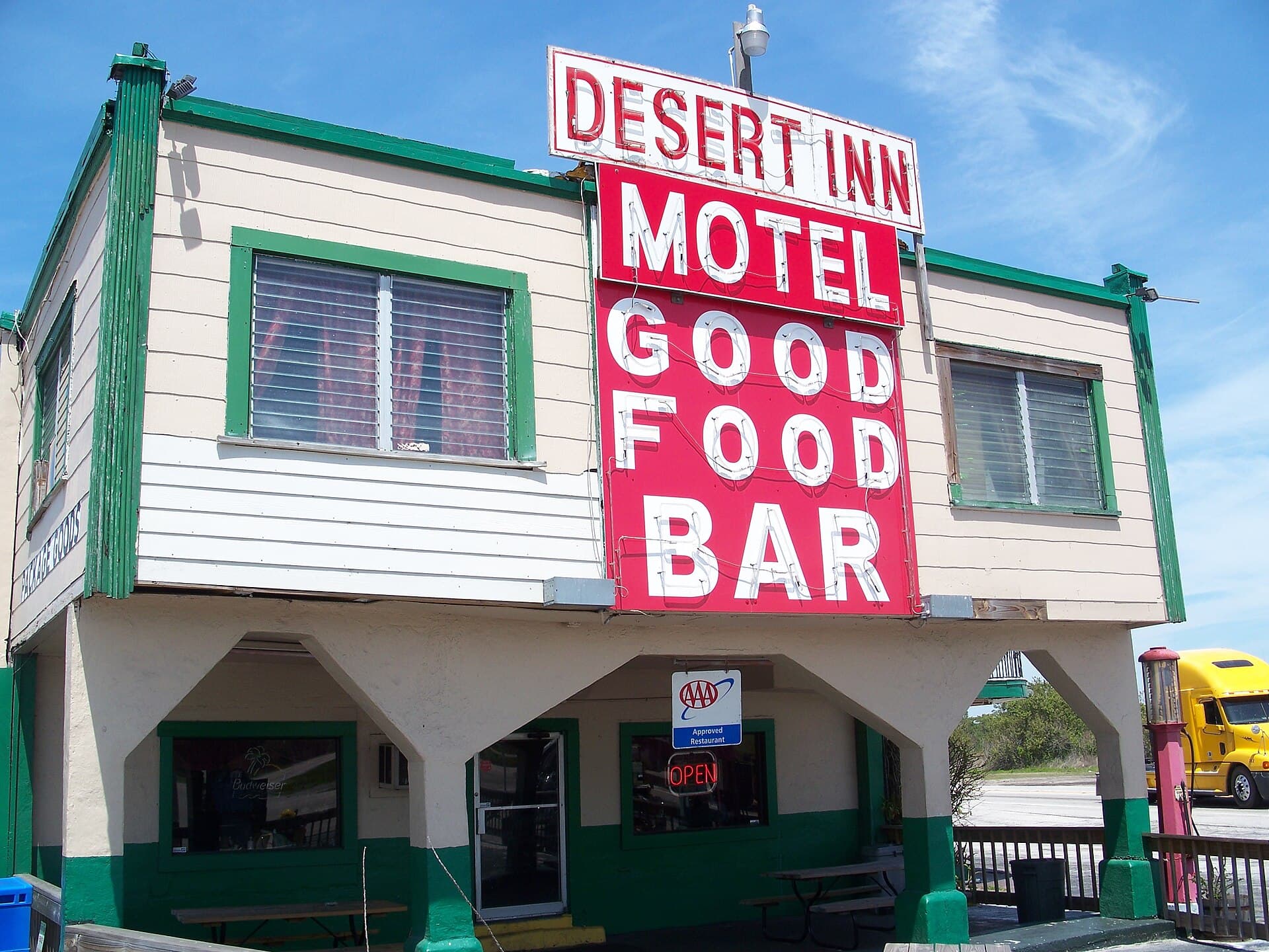 Desert Inn Bar & Restaurant (via Wikimedia Commons, CC BY-SA 3.0)