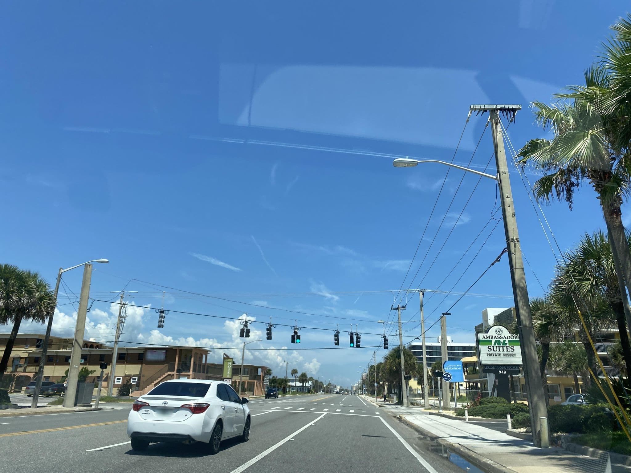 Street view near R&L Ambassador Suites, Holly Hill — © maplarry (CC BY-SA · Mapillary)