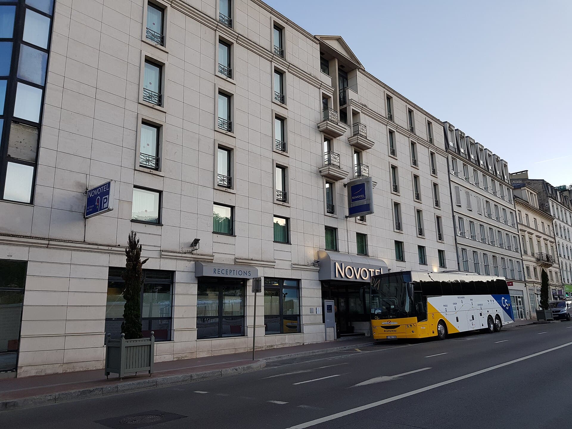 Novotel Paris Pont de Sèvres (via Wikimedia Commons, CC BY-SA 3.0)
