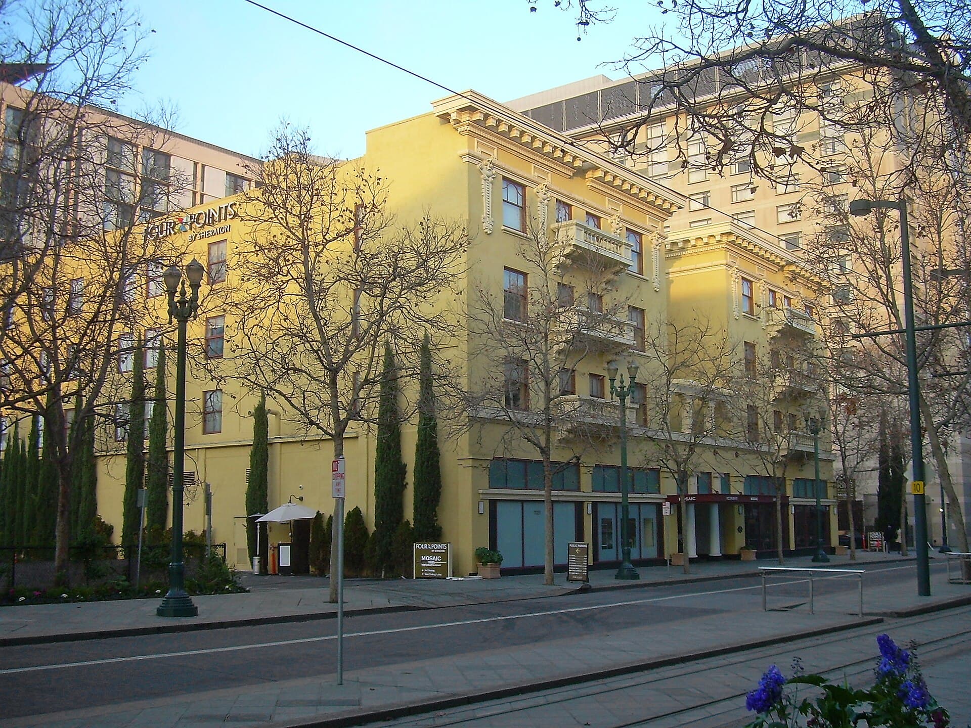 Hotel Montgomery (via Wikimedia Commons, CC BY-SA 2.0)