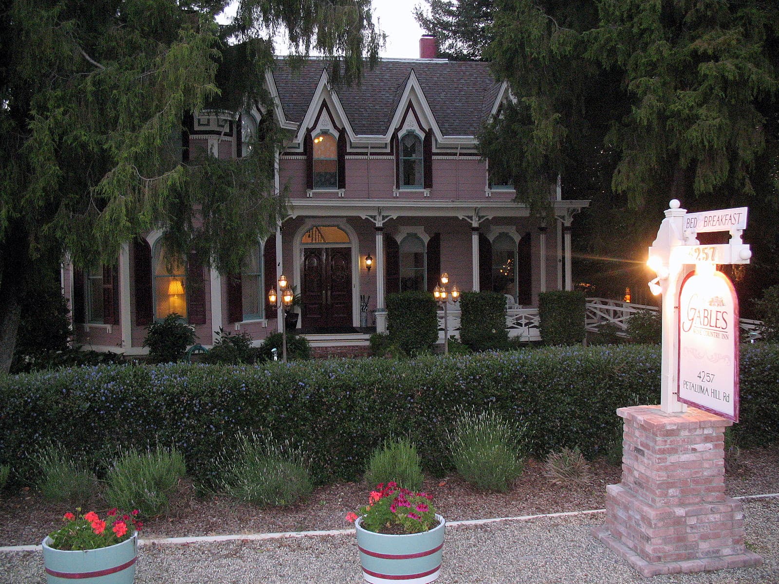 Gables Inn Bed & Breakfast (via Wikimedia Commons, CC BY-SA 3.0)