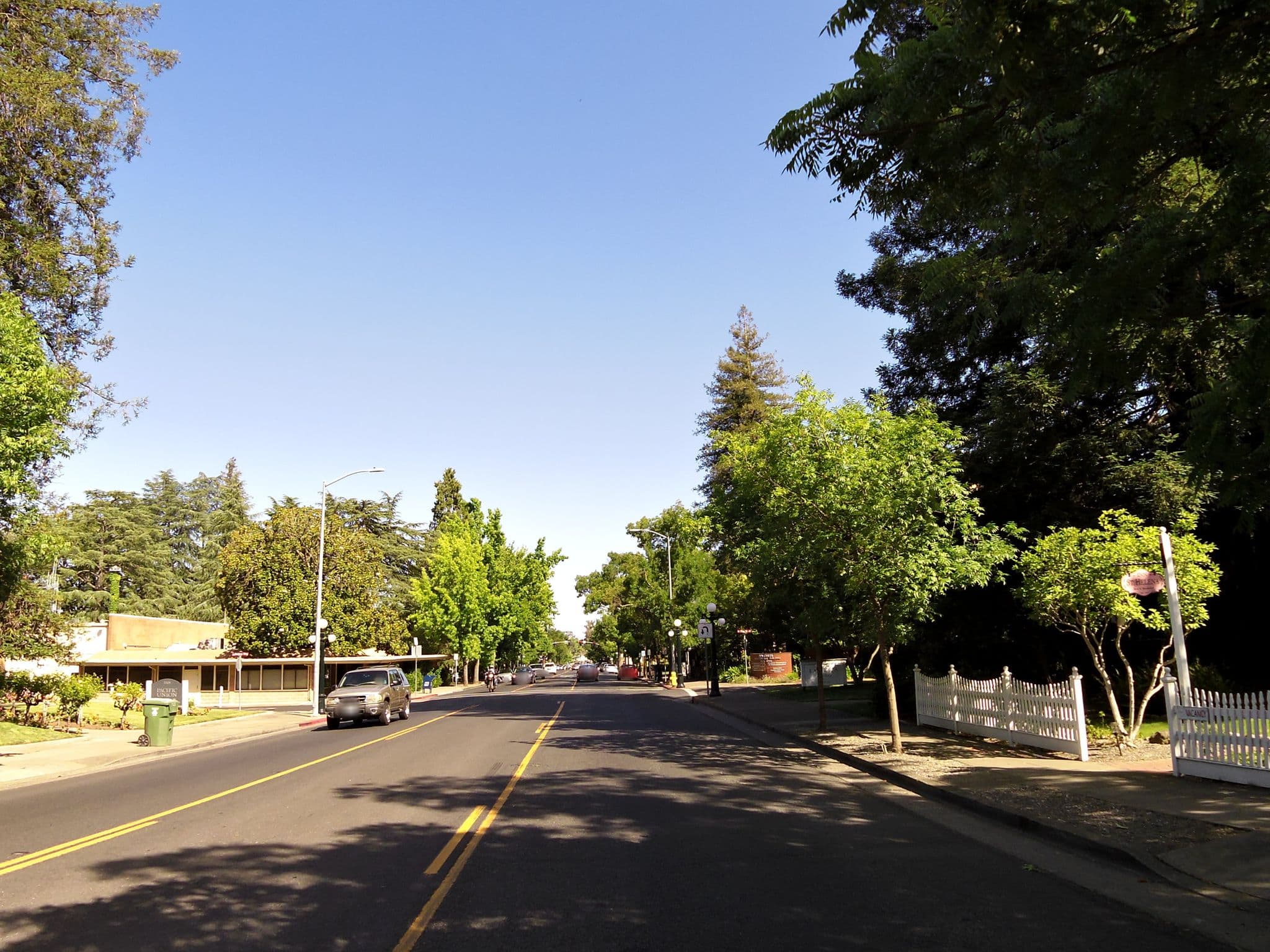 Street view near Red Door Inn, Saint Helena — © andrewsnow (CC BY-SA · Mapillary)