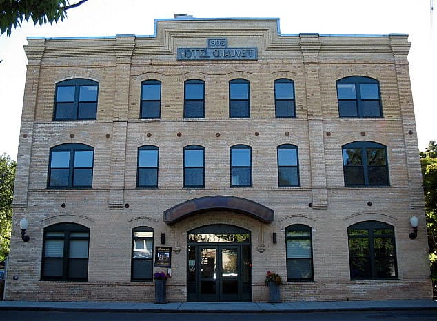 Hotel Chauvet (via Wikimedia Commons, CC BY-SA 3.0)