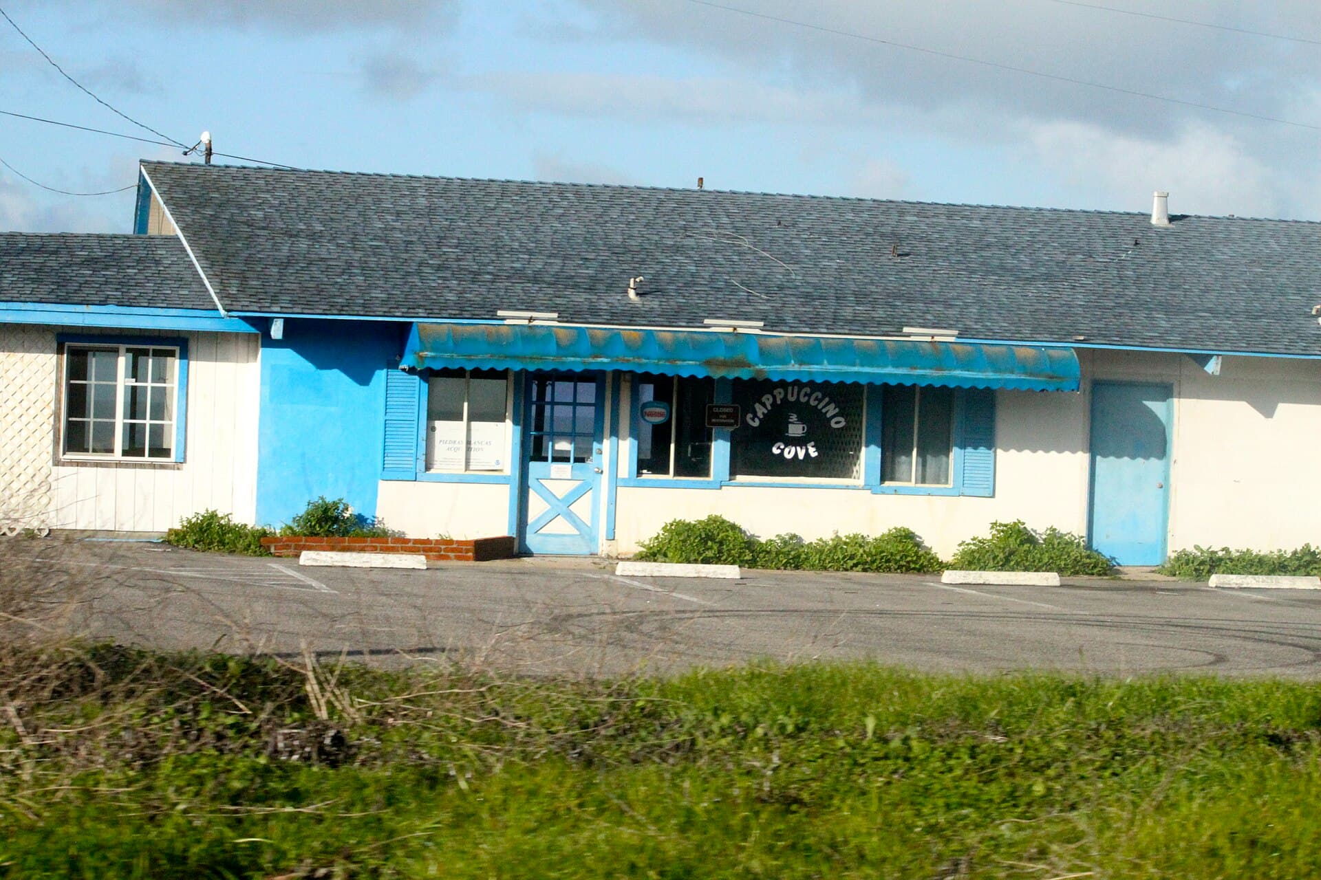 Piedras Blancas Motel (former) (via Wikimedia Commons, CC BY-SA 2.0)