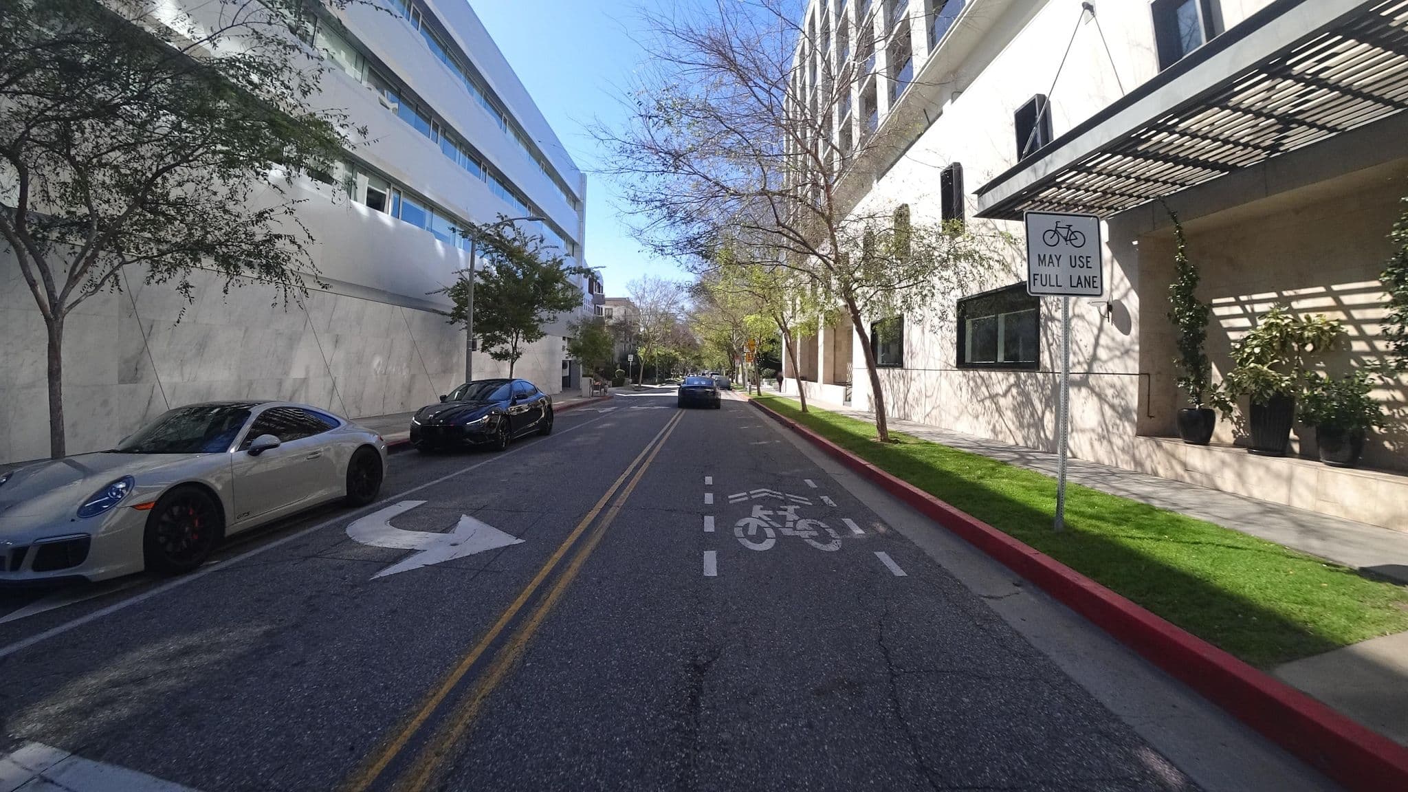 Street view near Thompson Beverly Hills Rooftop Bar (ABH), Beverly Hills — © marker_geo (CC BY-SA · Mapillary)