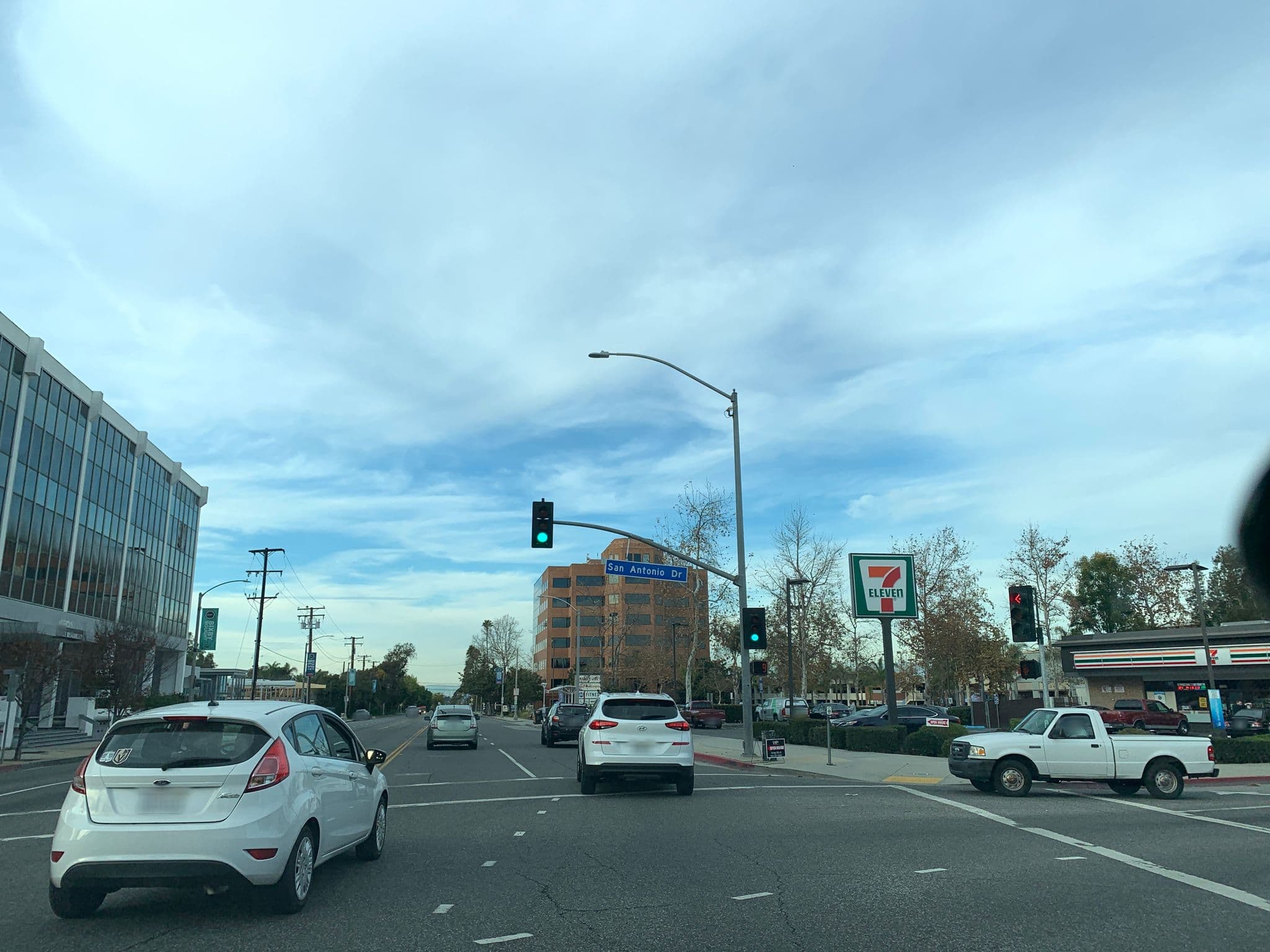 Street view near Long Beach & Orange County, Signal Hill — © turne514 (CC BY-SA · Mapillary)