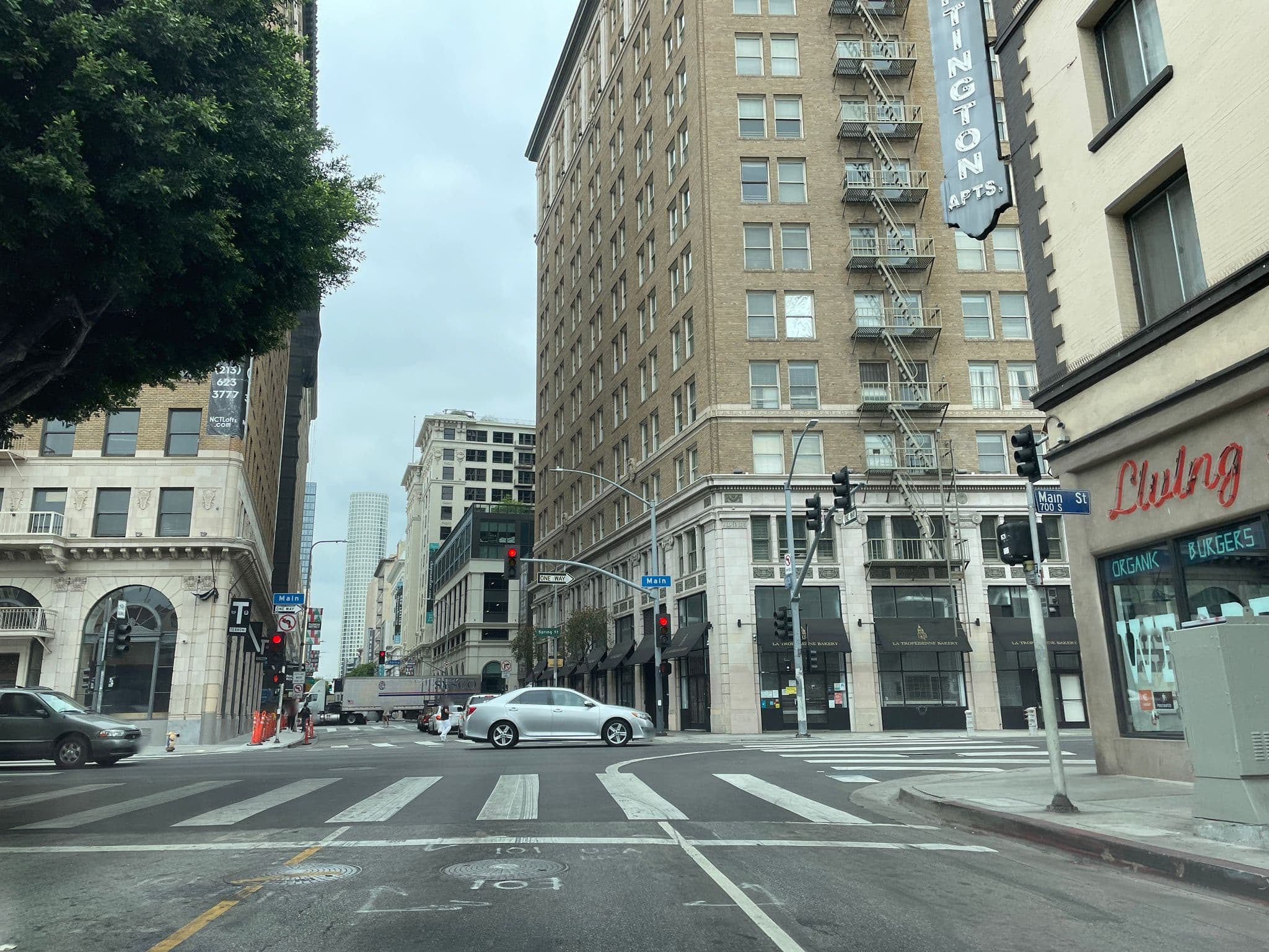 Street view near The Huntington Apartments, Los Angeles — © etunell (CC BY-SA · Mapillary)