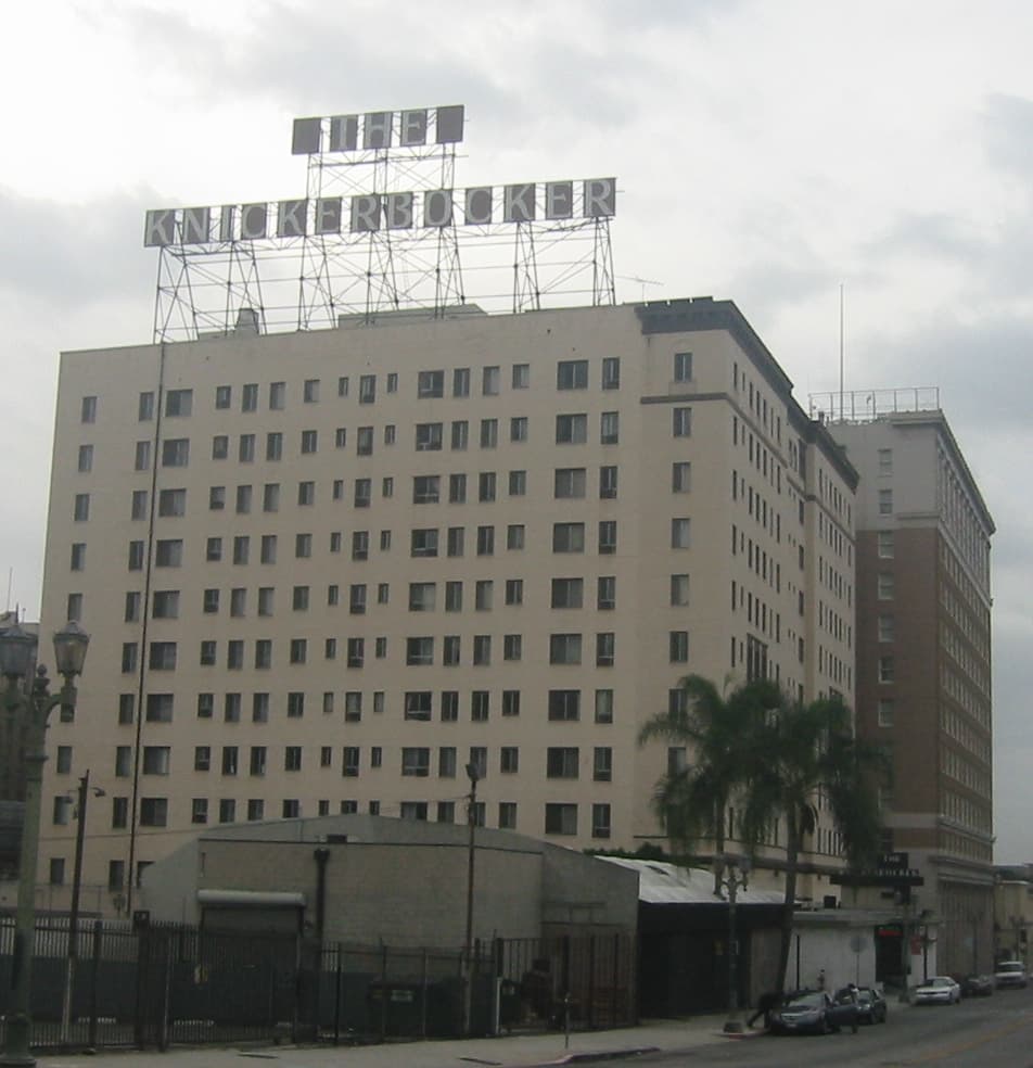Knickerbocker Hotel (via Wikimedia Commons, Public domain)