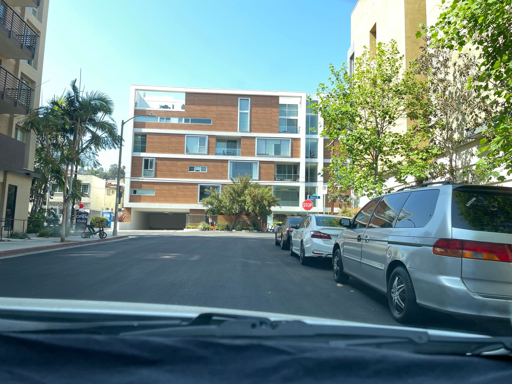 Street view near Hollywood Apartelle, Hollywood — © etunell (CC BY-SA · Mapillary)