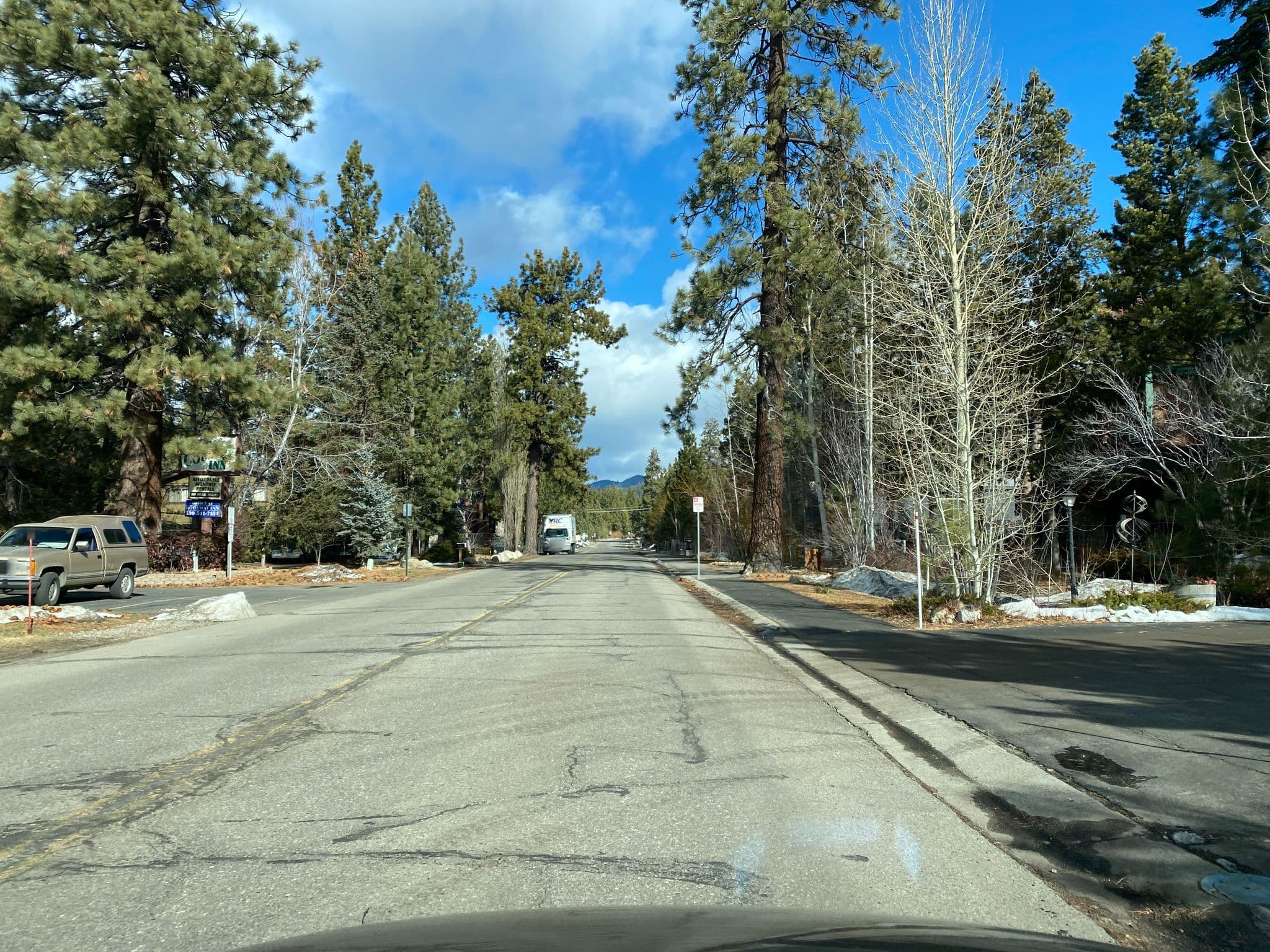 Street view near Alpenrose Inn, Kingsbury — © brian7760 (CC BY-SA · Mapillary)