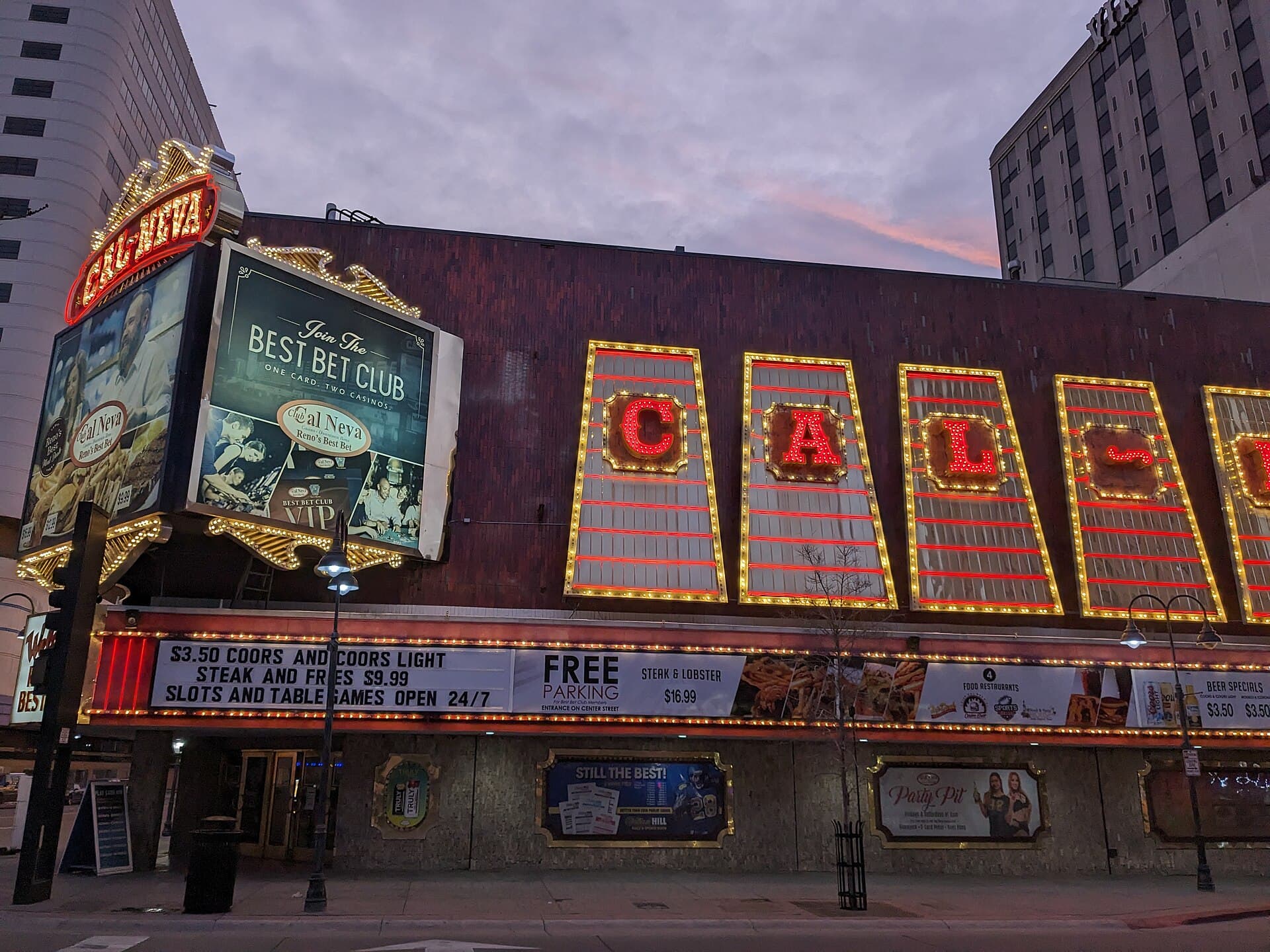 Club Cal Neva (via Wikimedia Commons, CC BY-SA 3.0)