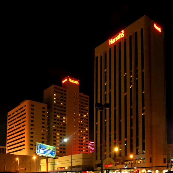 Harrah's Reno Casino & Hotel (via Wikimedia Commons, CC BY-SA 3.0)