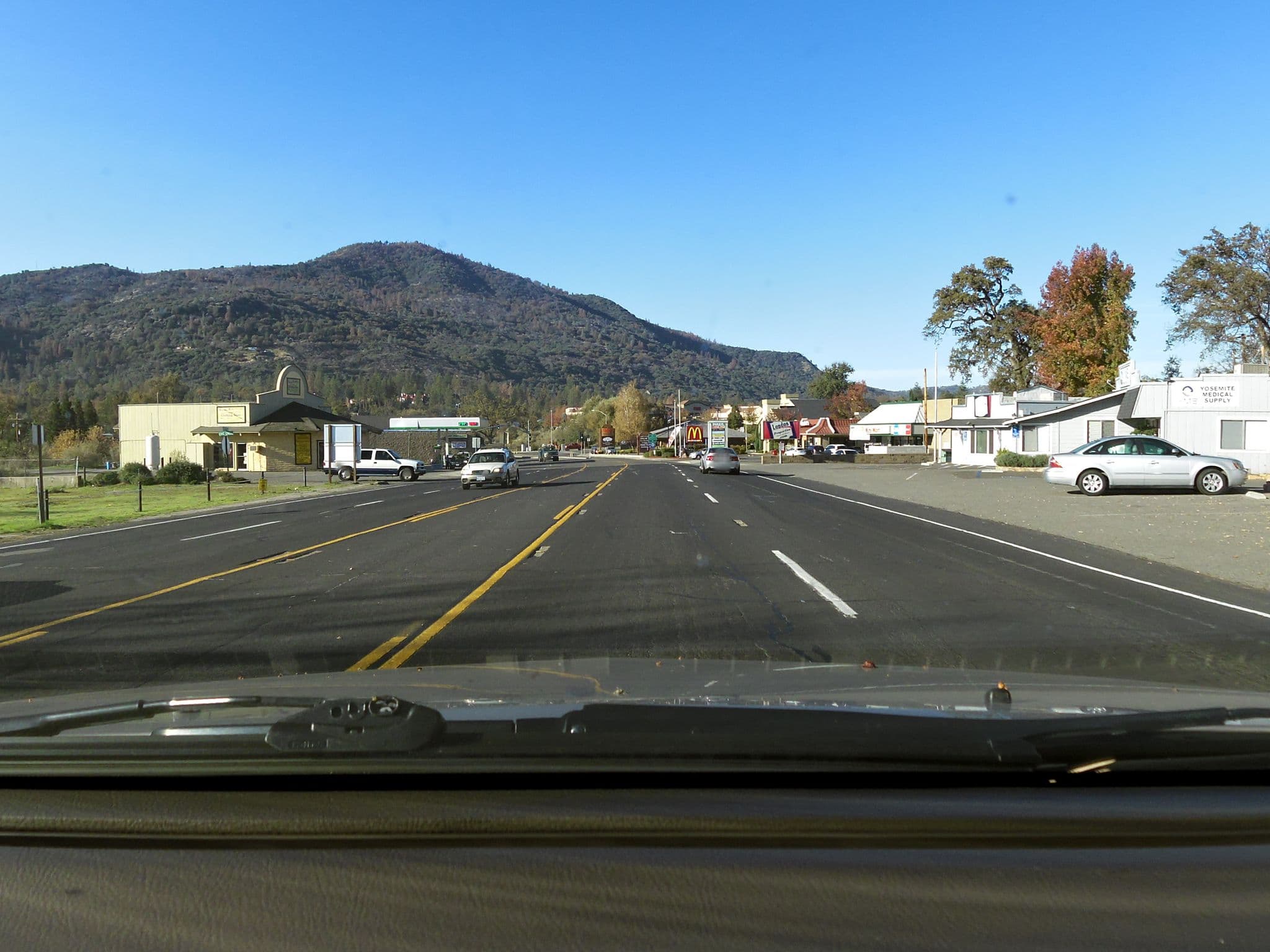 Street view near Yosemite Vacation Homes, Ahwahnee — © clydel (CC BY-SA · Mapillary)