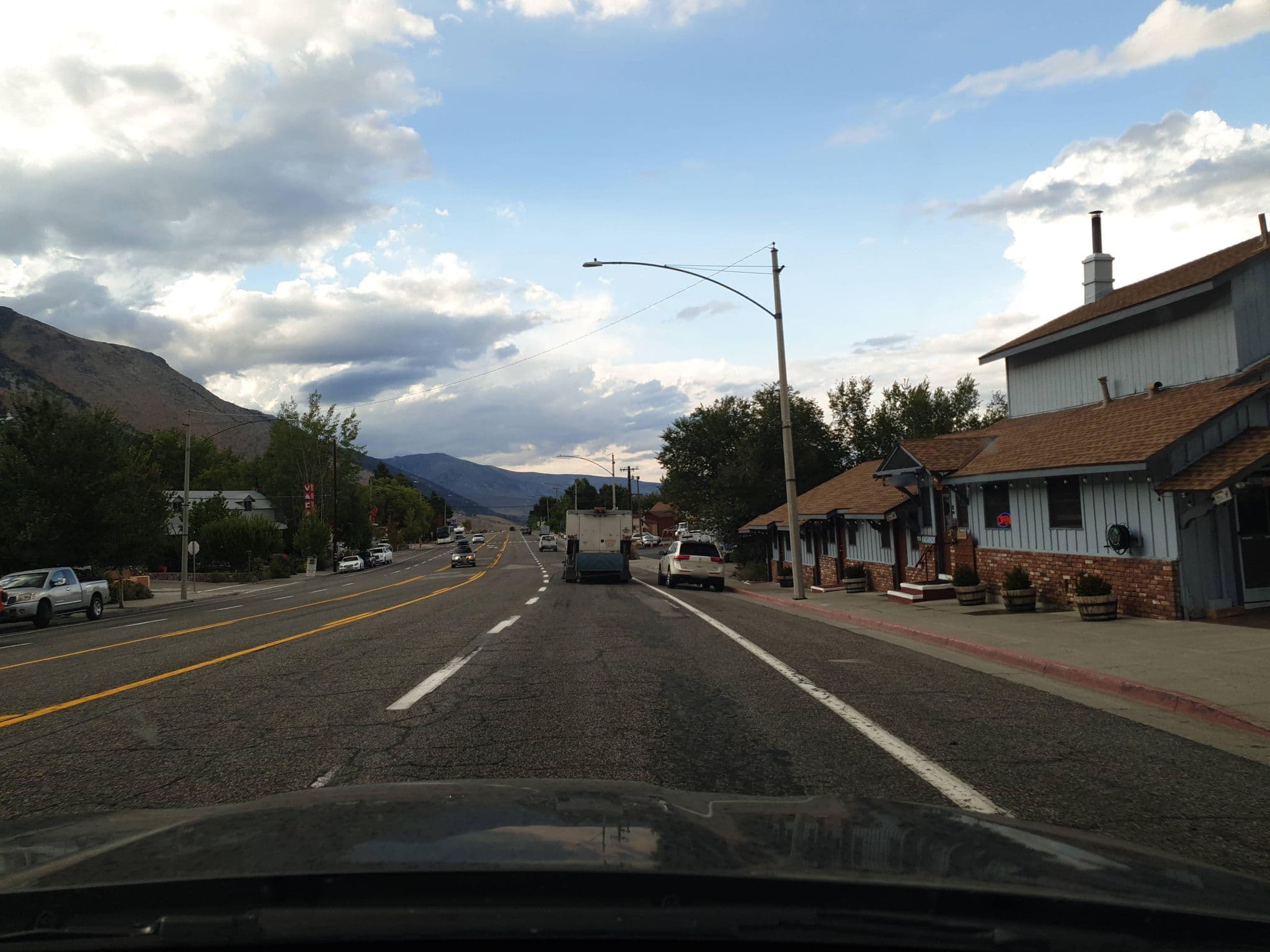 Street view near Yosemite Gateway Motel Lee Vining, Mammoth Lakes — © yannakis (CC BY-SA · Mapillary)