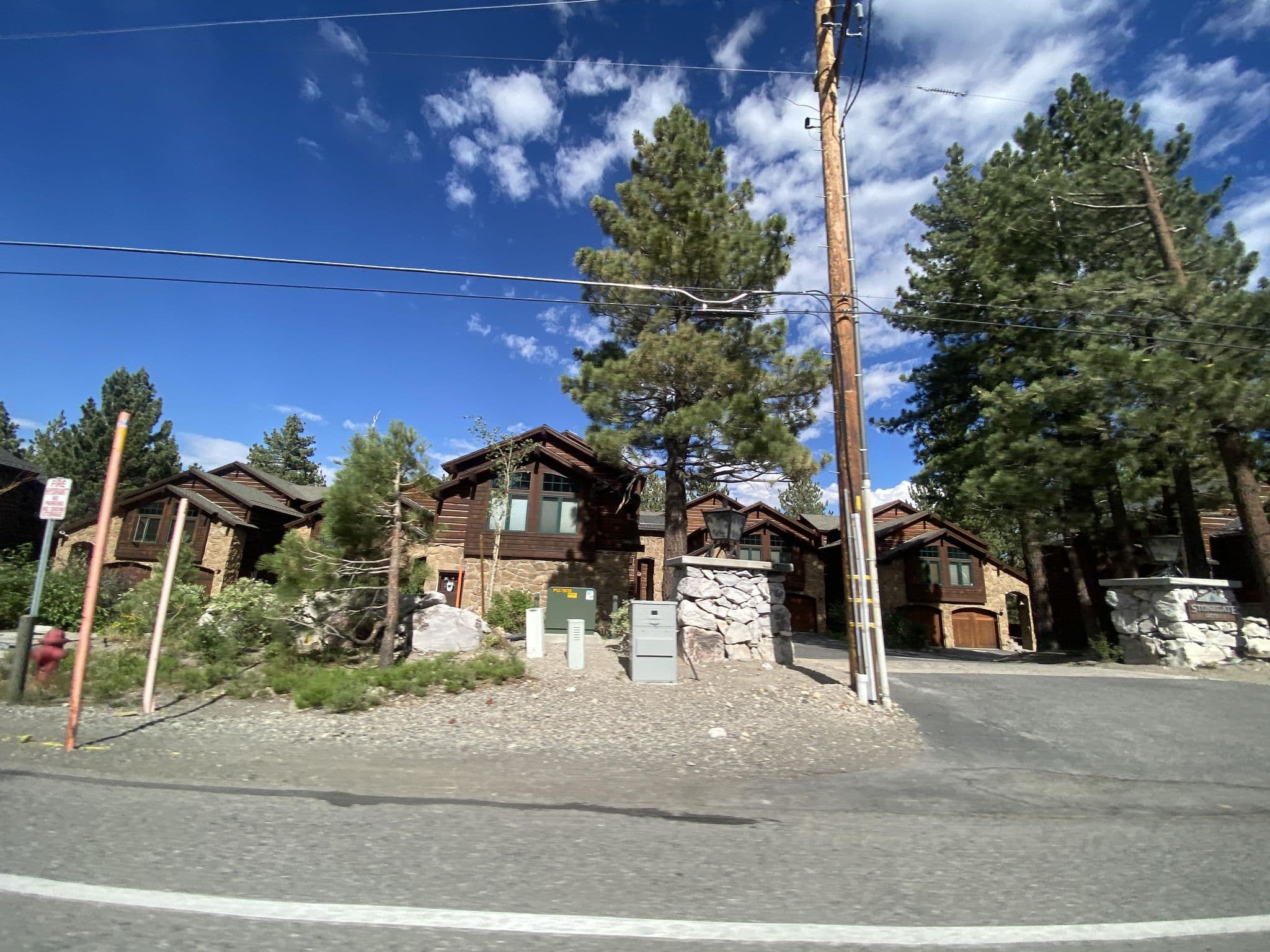 Street view near Mammoth - Stonegate 5, Mammoth Lakes — © abe3stooge (CC BY-SA · Mapillary)