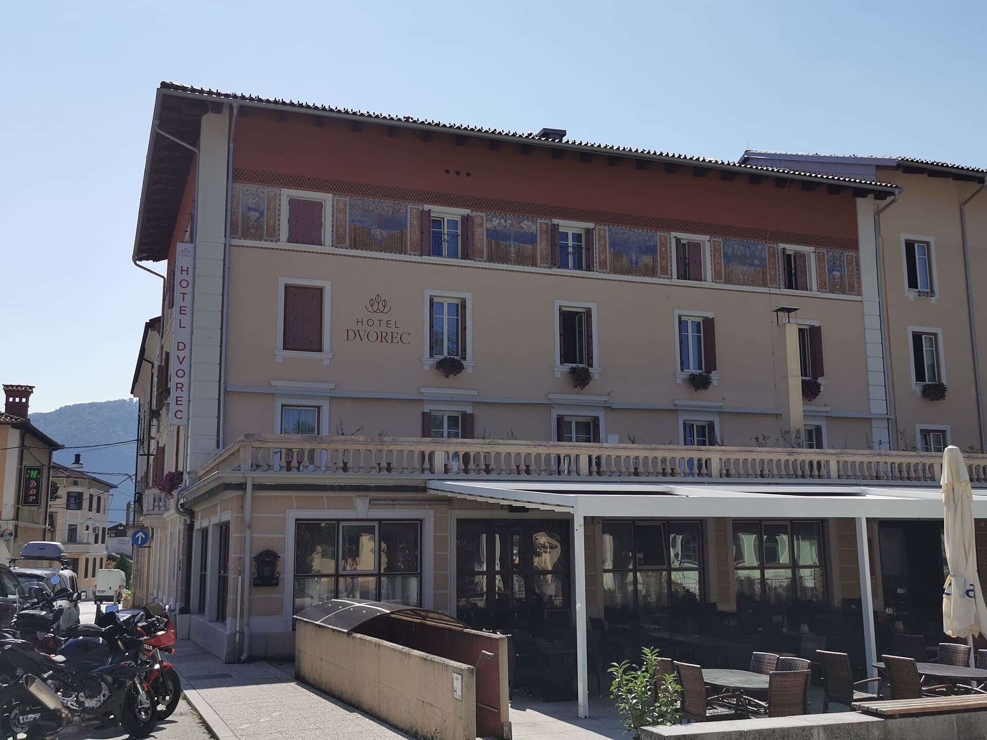 Hotel Dvorec (via Wikimedia Commons, CC BY 4.0)