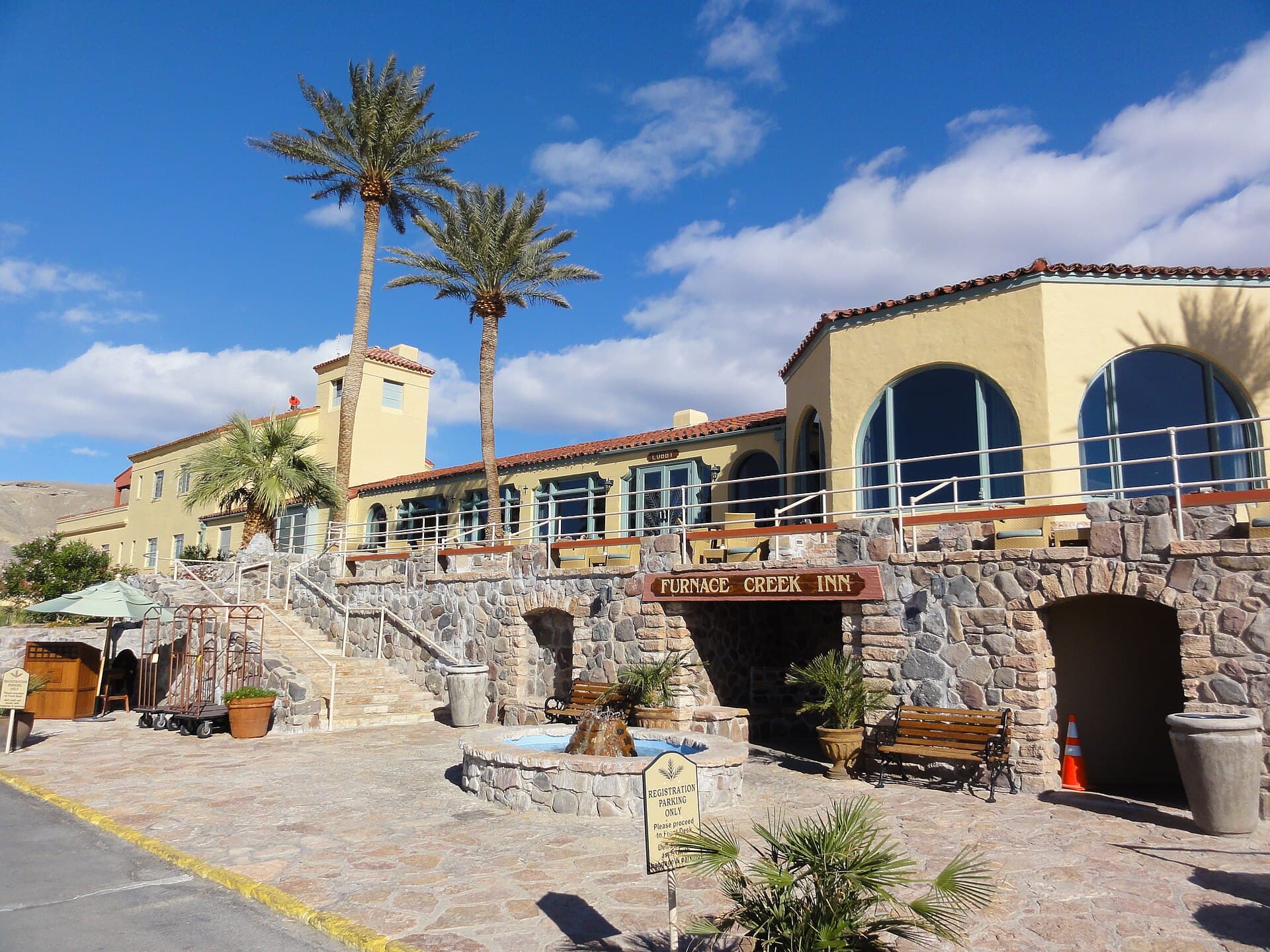 Furnace Creek Inn (via Wikimedia Commons, CC BY-SA 2.0)