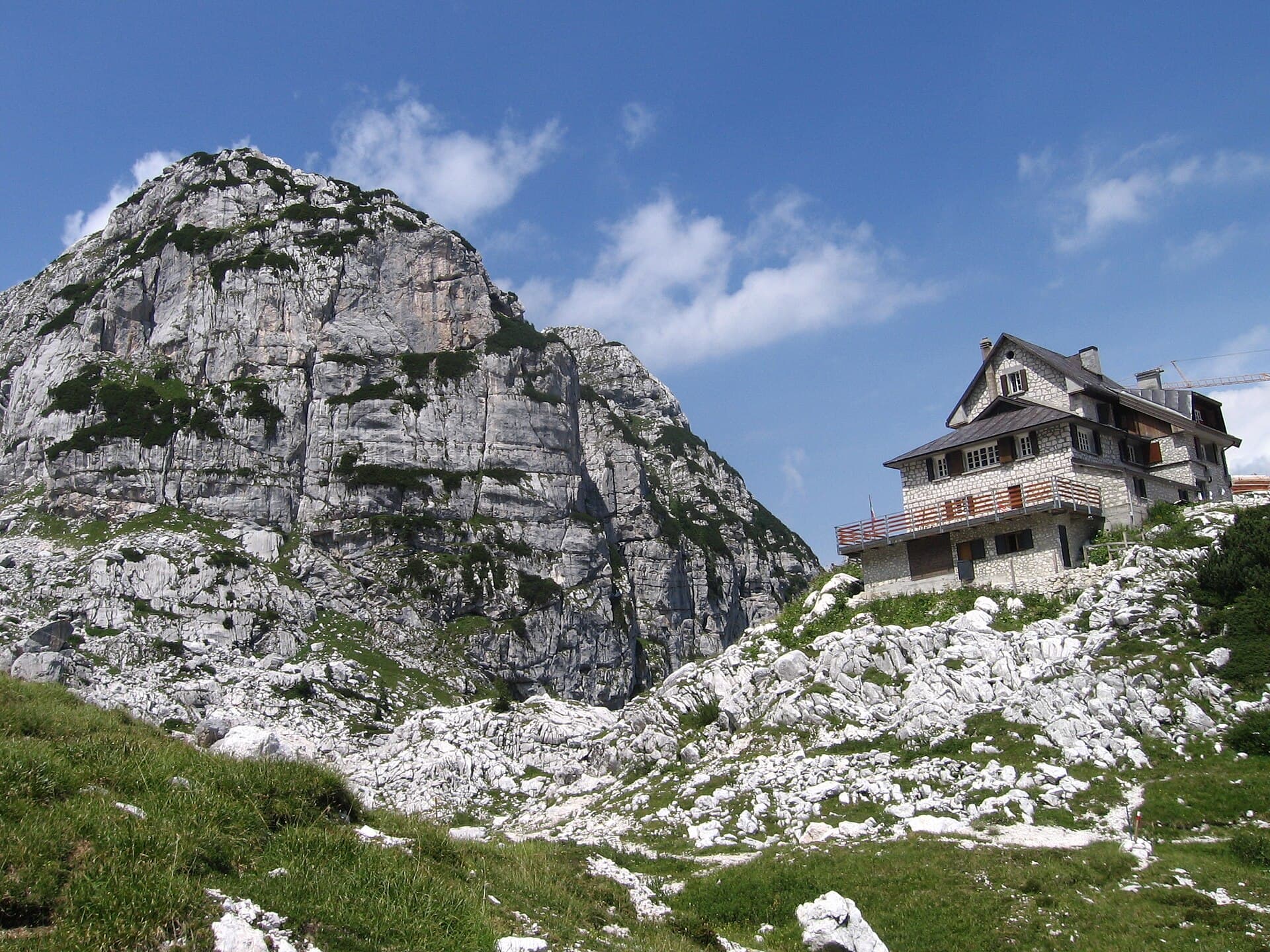 Rifugio Celso Gilberti (via Wikimedia Commons, CC BY-SA 3.0)