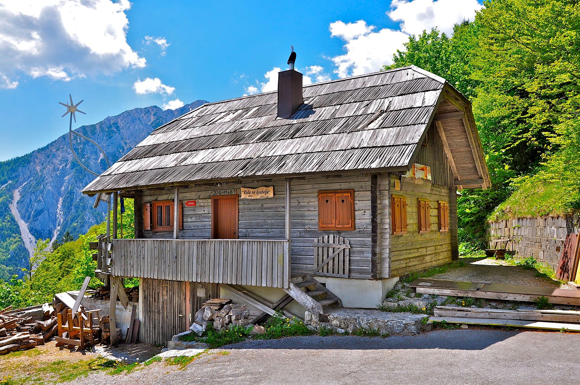 Koča na Ljubelju (via Wikimedia Commons, CC BY-SA 3.0)