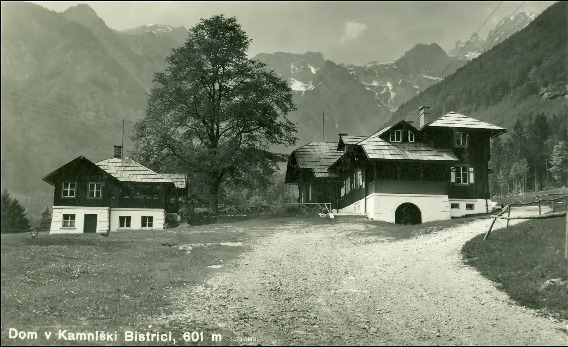 Dom v Kamniški Bistrici (via Wikimedia Commons, Public domain)