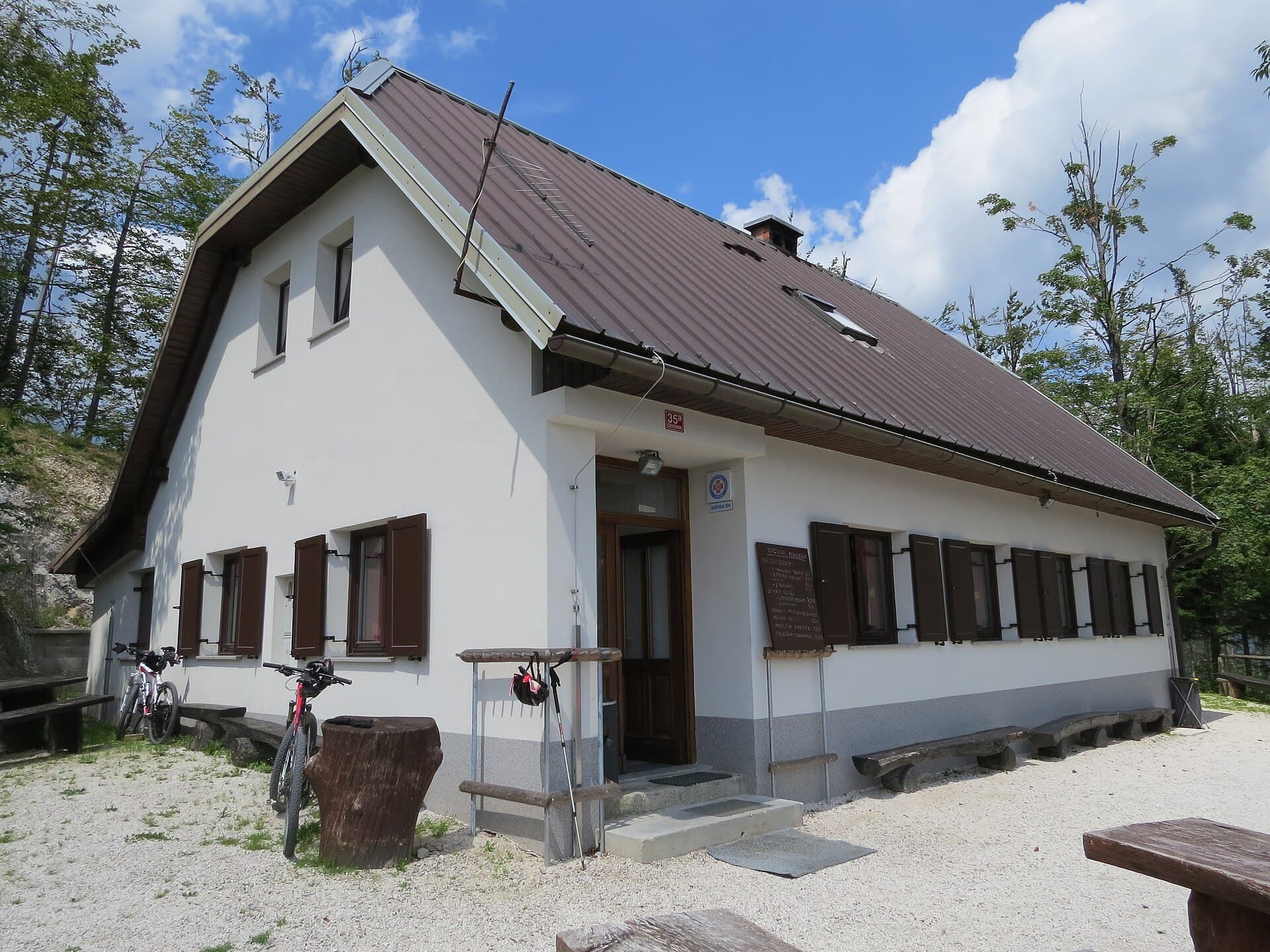 Koča na Hleviški planini (via Wikimedia Commons, CC BY-SA 3.0)
