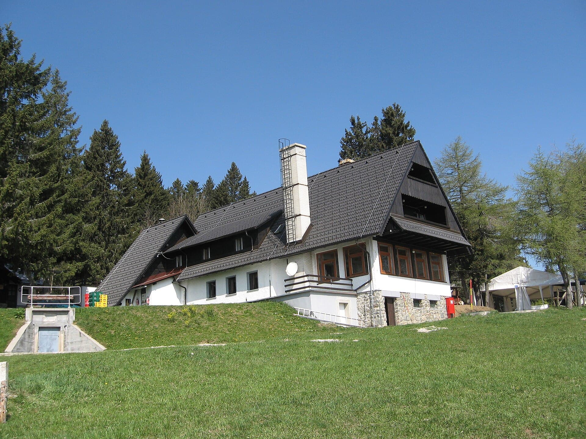 Ruška koča (via Wikimedia Commons, CC BY-SA 3.0)