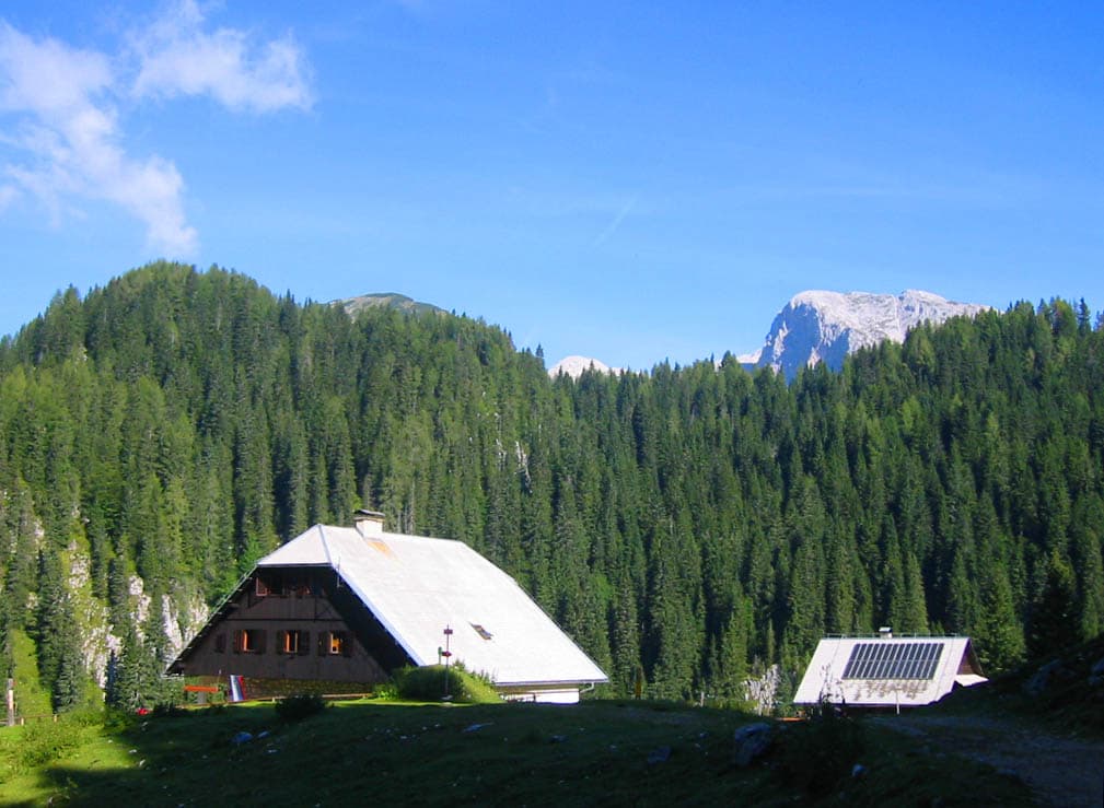 Koča na Planini pri Jezeru (via Wikimedia Commons, Public domain)