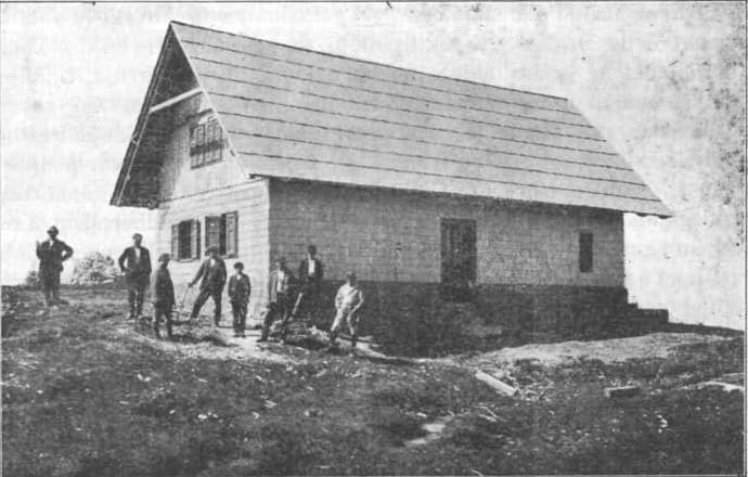 Krekova koča na Ratitovcu (via Wikimedia Commons, Public domain)