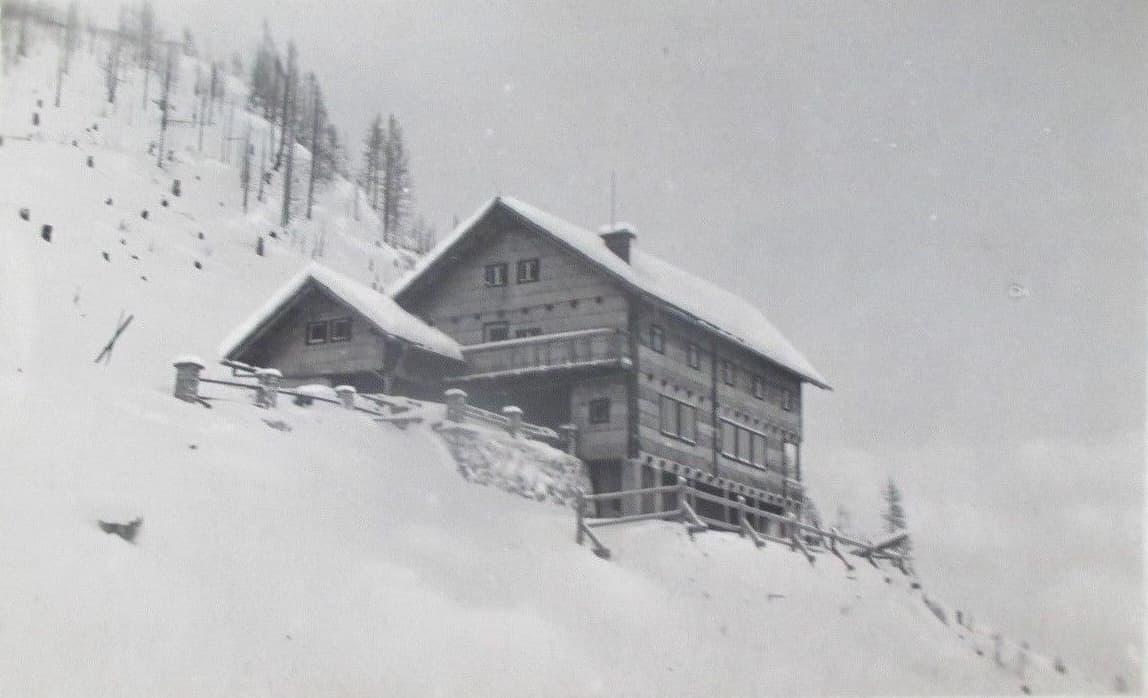 Mozirska koča na Golteh (via Wikimedia Commons, Public domain)