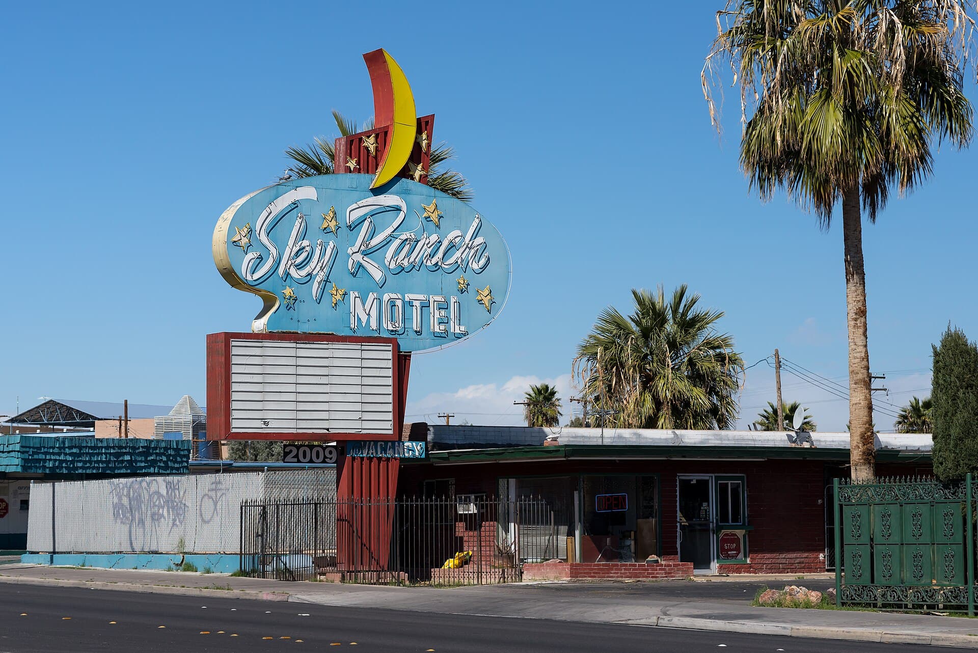 Sky Ranch Motel (via Wikimedia Commons, CC BY-SA 2.0)