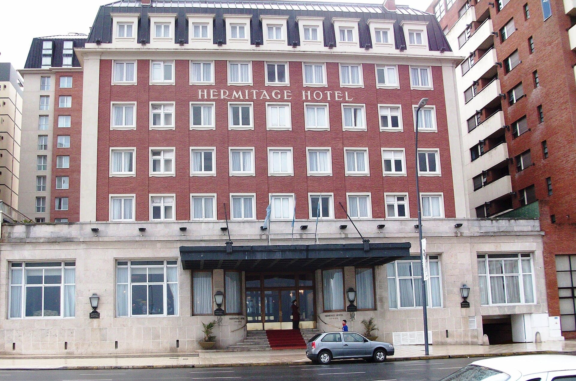 Hotel Hermitage ★★★★★ (via Wikimedia Commons, CC BY-SA 3.0)