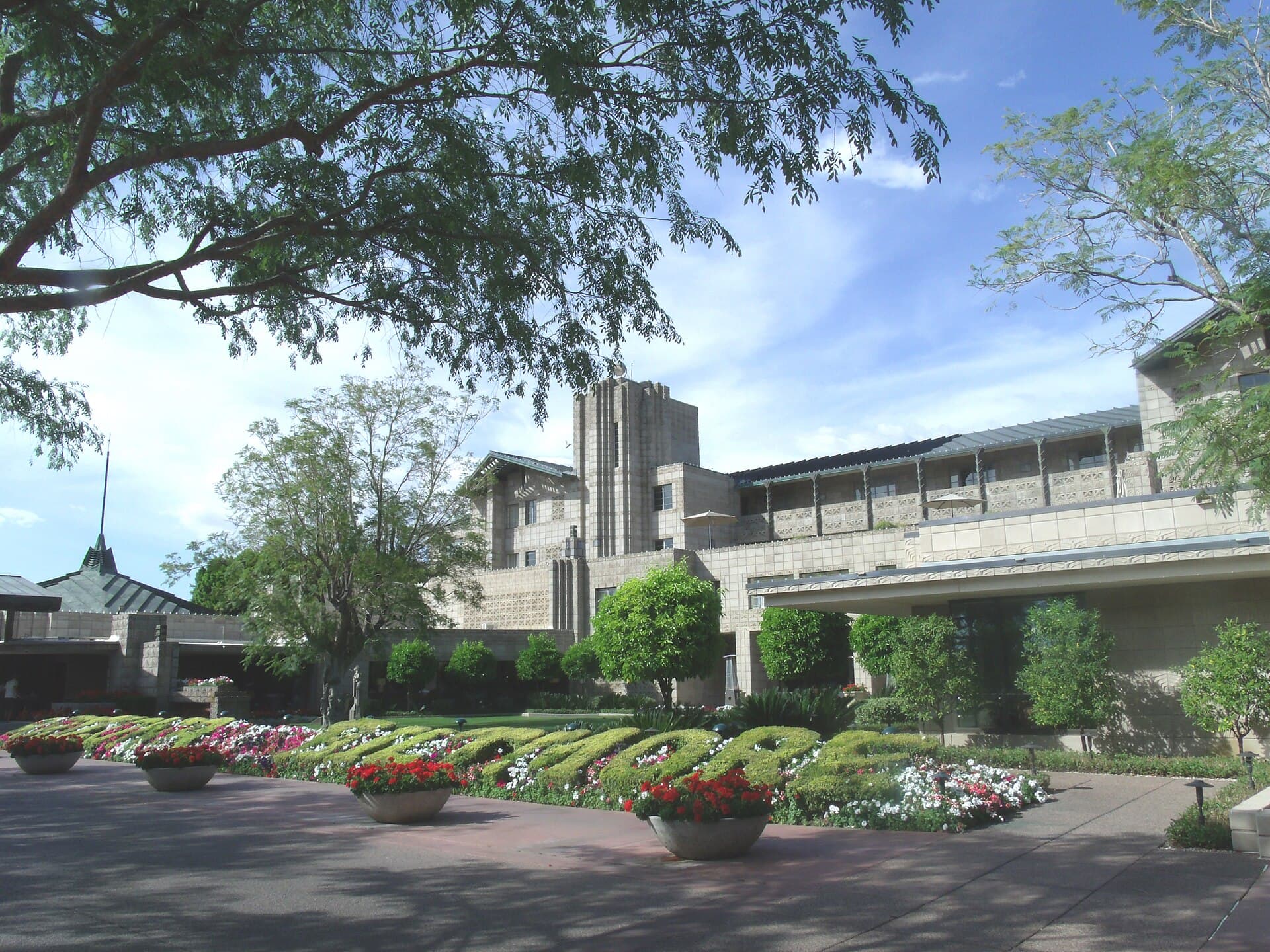 arizona biltmore valet (via Wikimedia Commons, CC BY-SA 3.0)